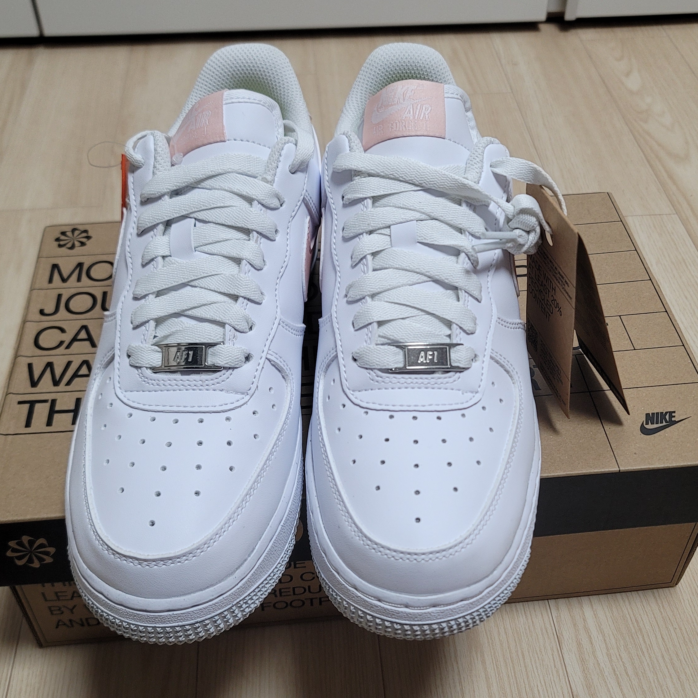 (W) Nike Air Force 1 '07 Next Nature White Pale Coral 착용 스타일 - 2