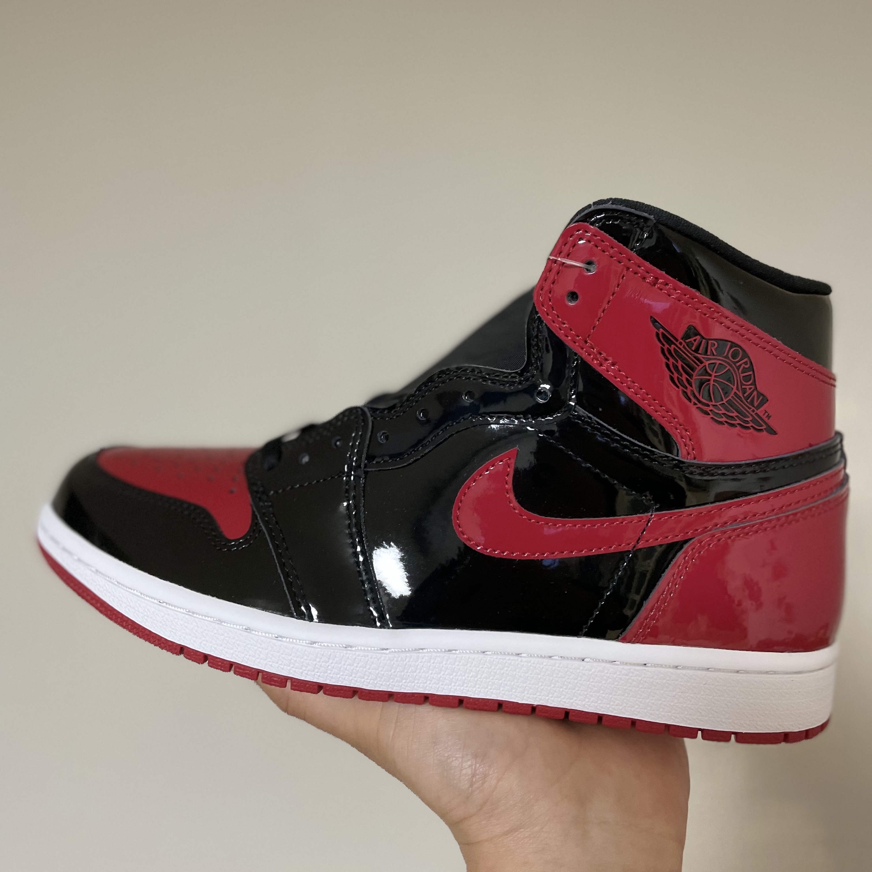 Jordan 1 Retro High OG Patent Bred 착용 스타일 - 3