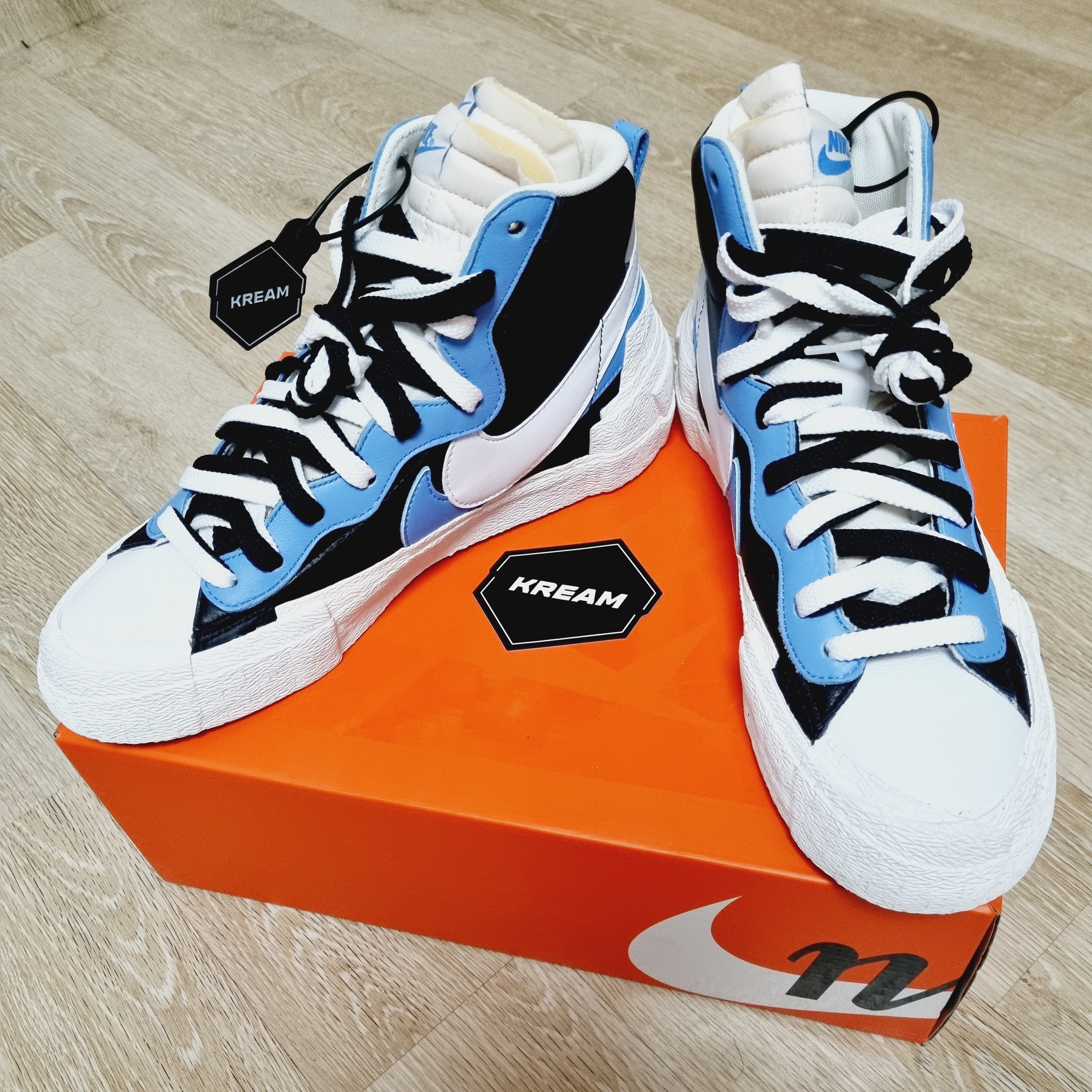Nike x Sacai Blazer Mid White Black Legend Blue 착용 스타일 - 1