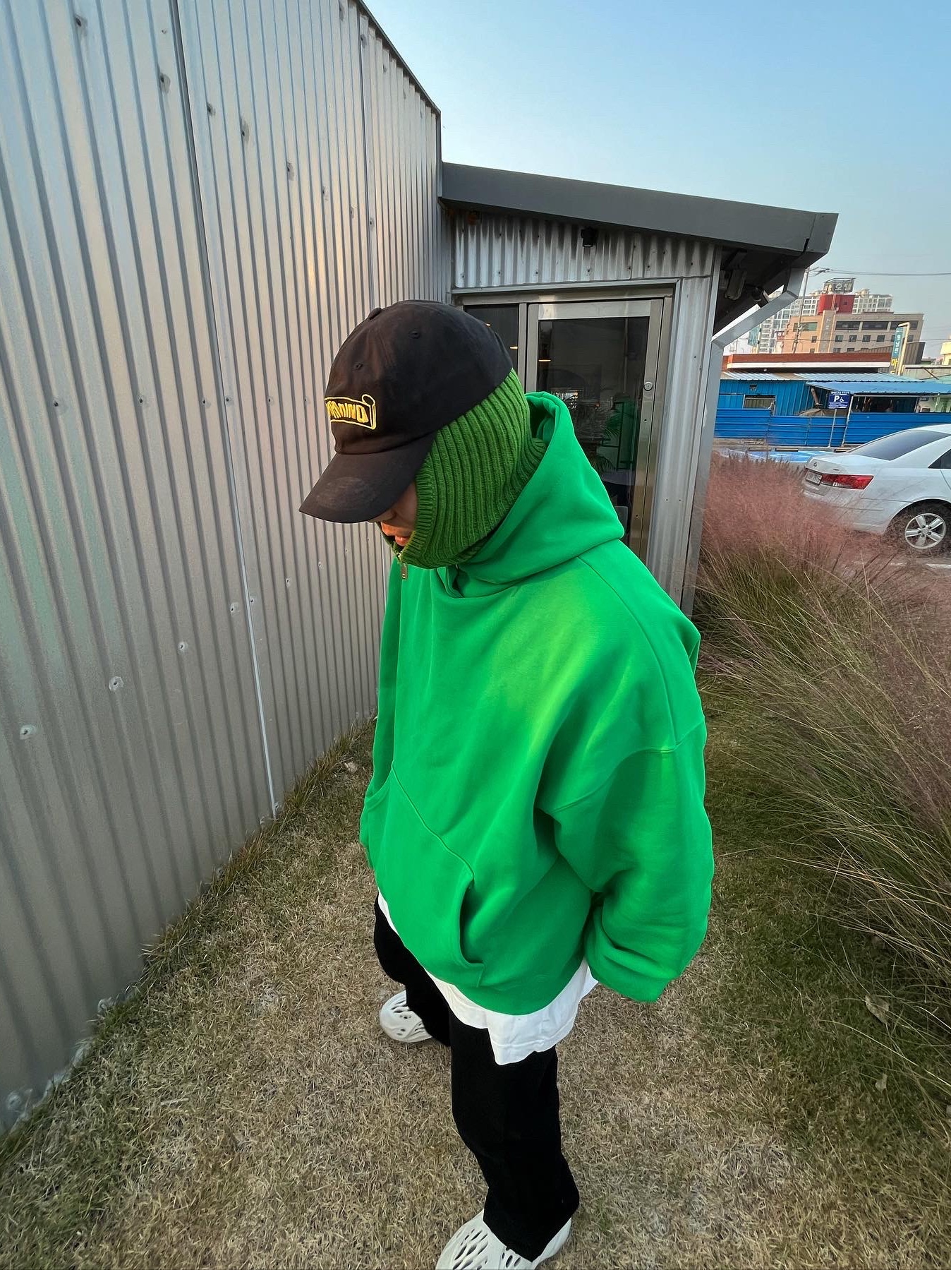 Adidas Yeezy Foam RNNR Ararat 착용 스타일 - 3
