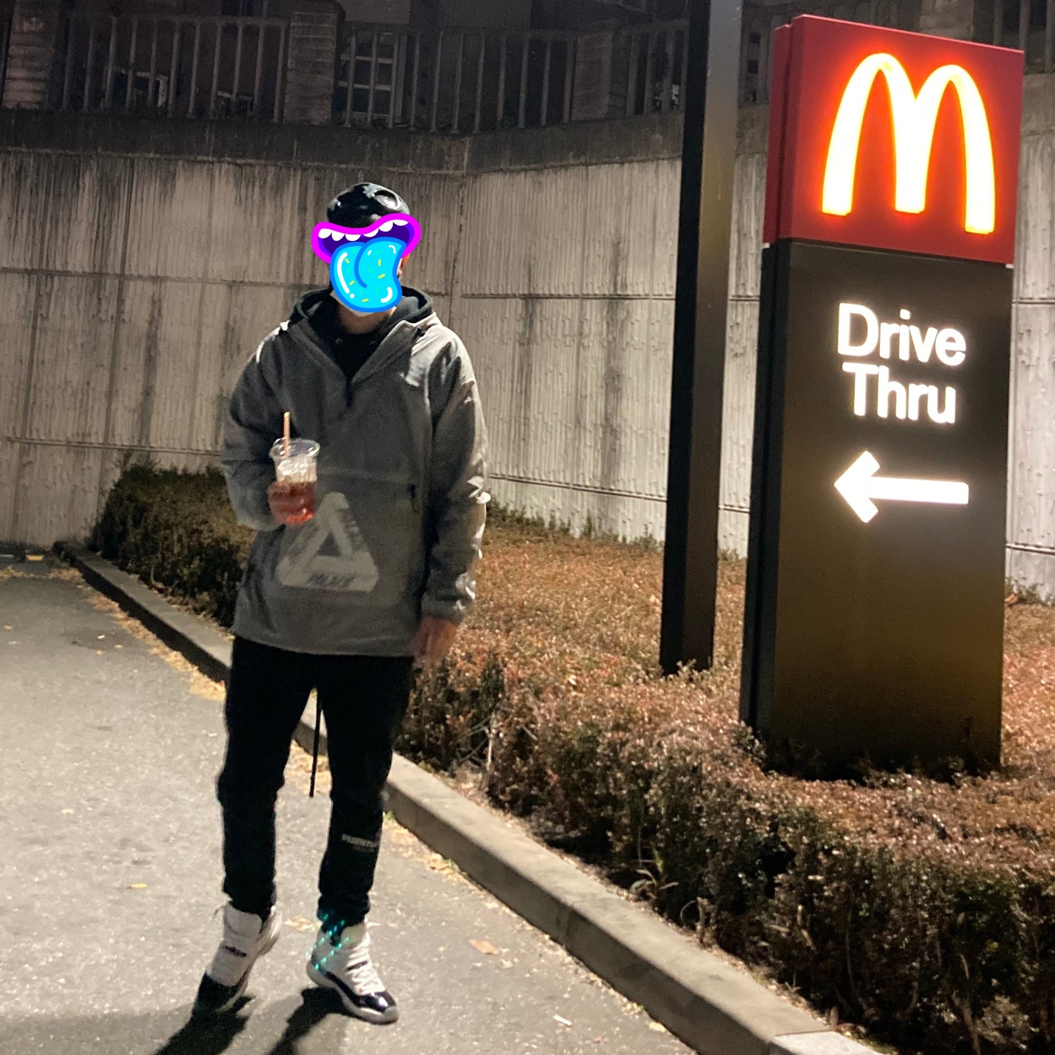 Palace Mesh Pocket Shell Jacket Grey - 21SS, Essentials Sweatpants Black - 21SS 착용 스타일