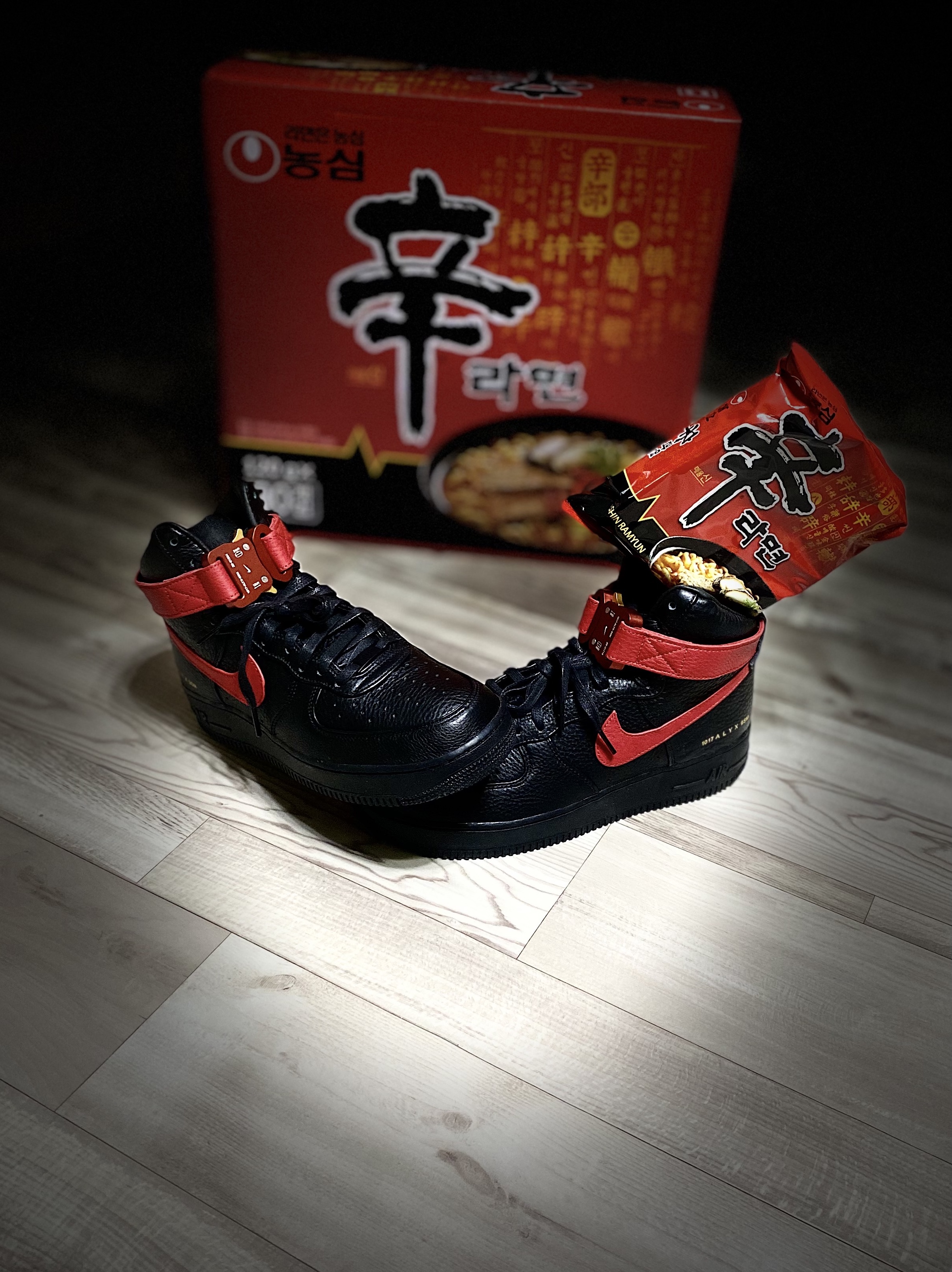 Nike x 1017 Alyx 9SM Air Force 1 High Black University Red 착용 스타일 - 3