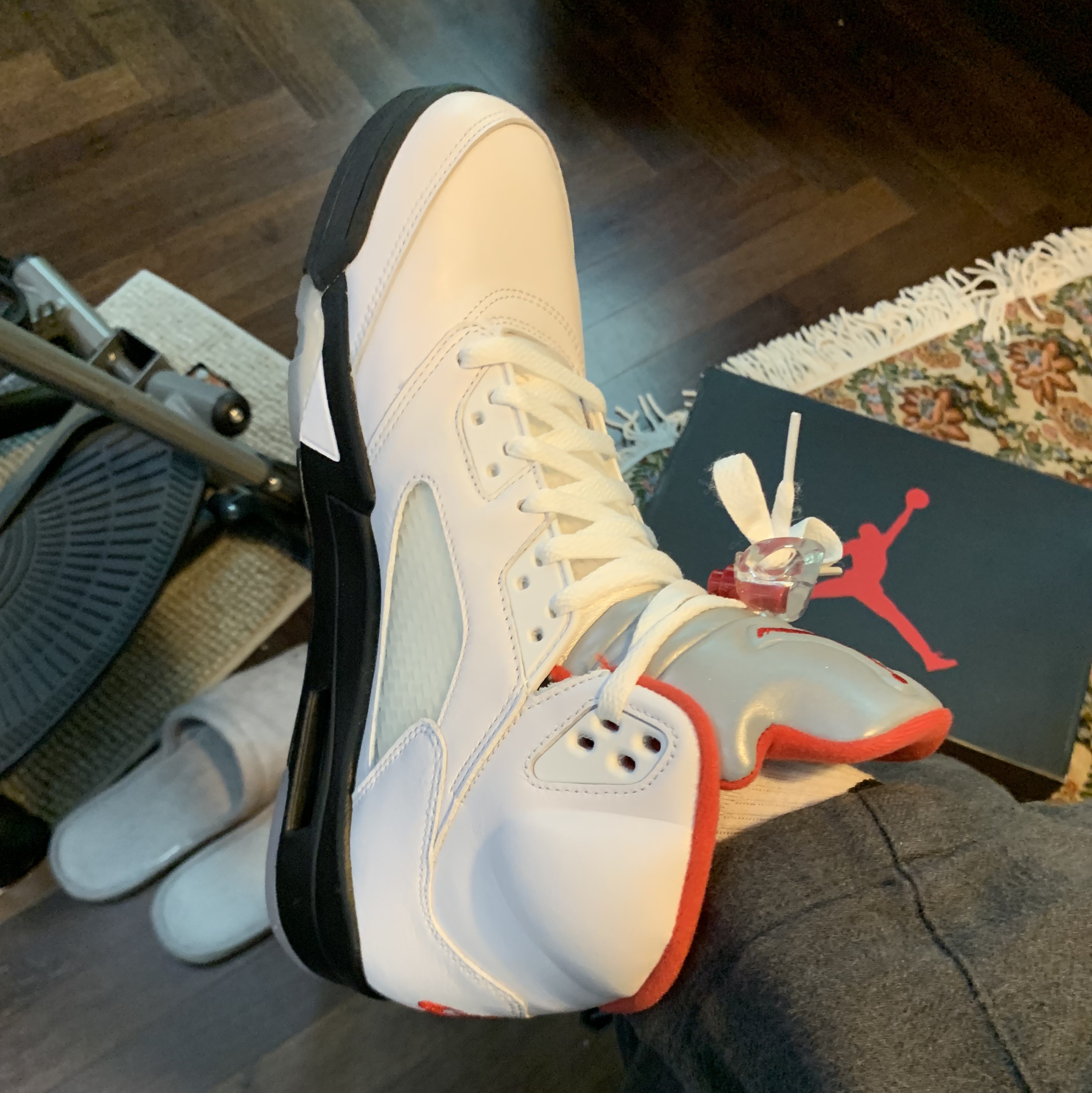 Jordan 5 Retro Fire Red Silver Tongue 2020 착용 스타일 - 2