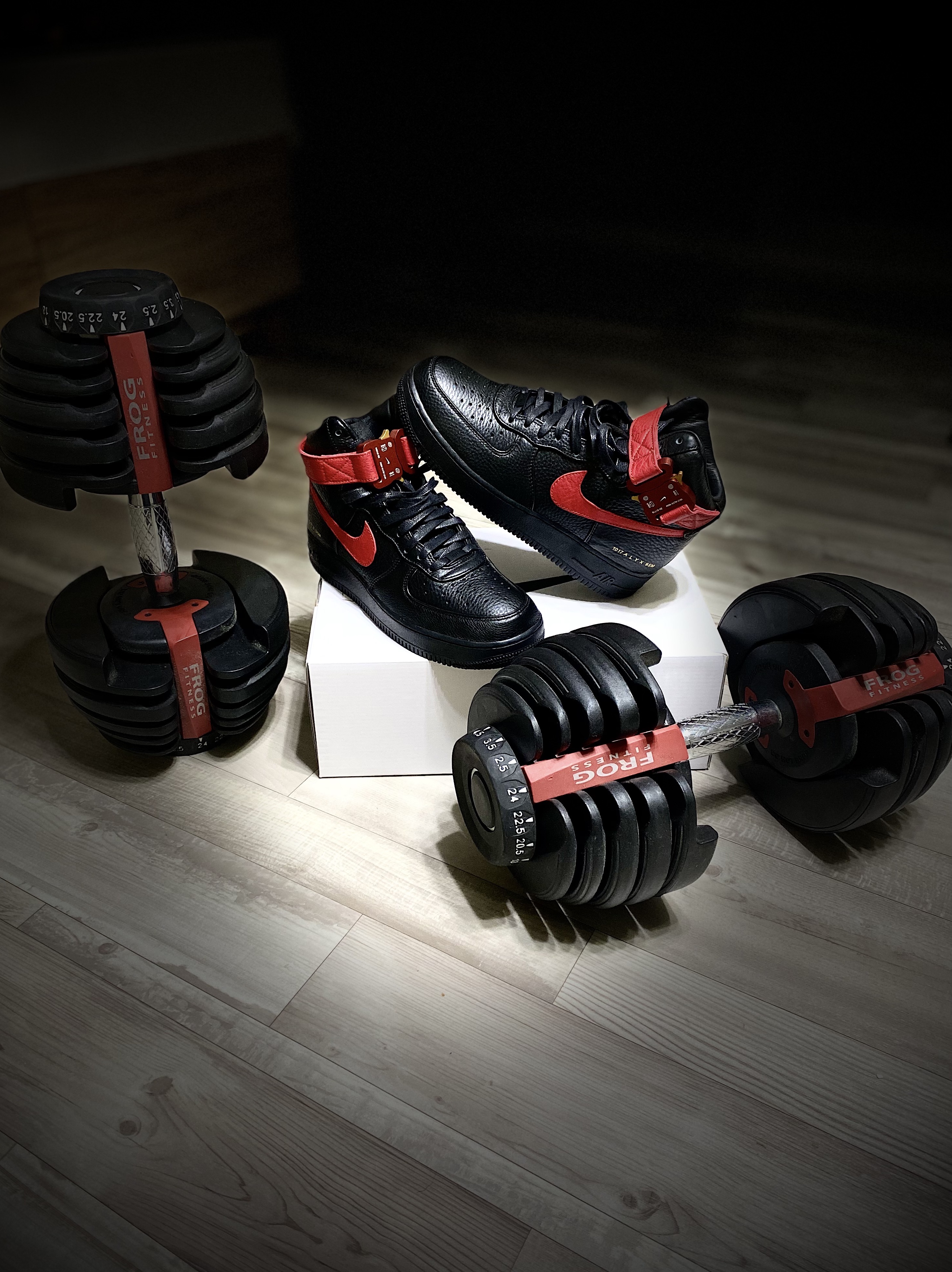 Nike x 1017 Alyx 9SM Air Force 1 High Black University Red 착용 스타일 - 1