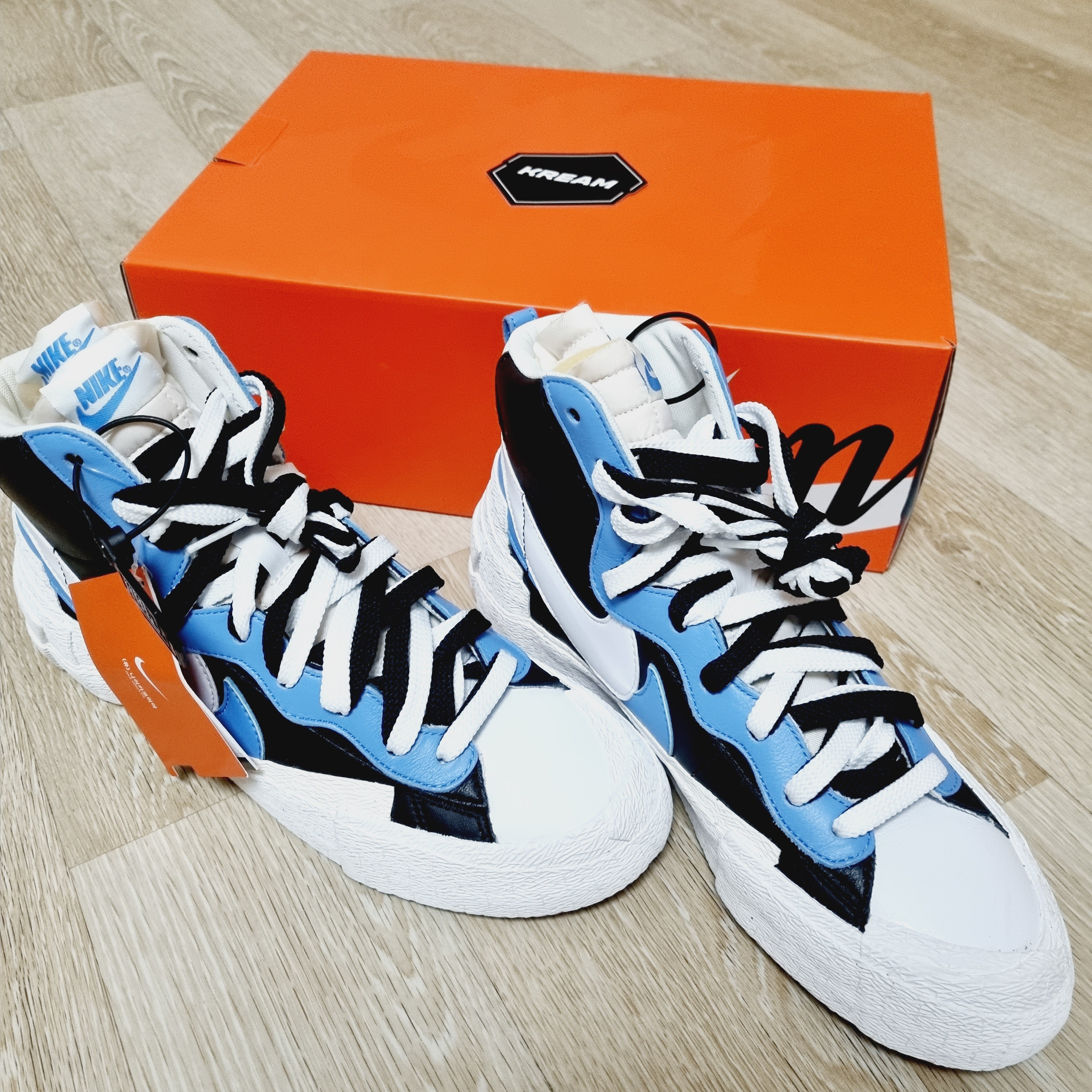 Nike x Sacai Blazer Mid White Black Legend Blue 착용 스타일 - 2
