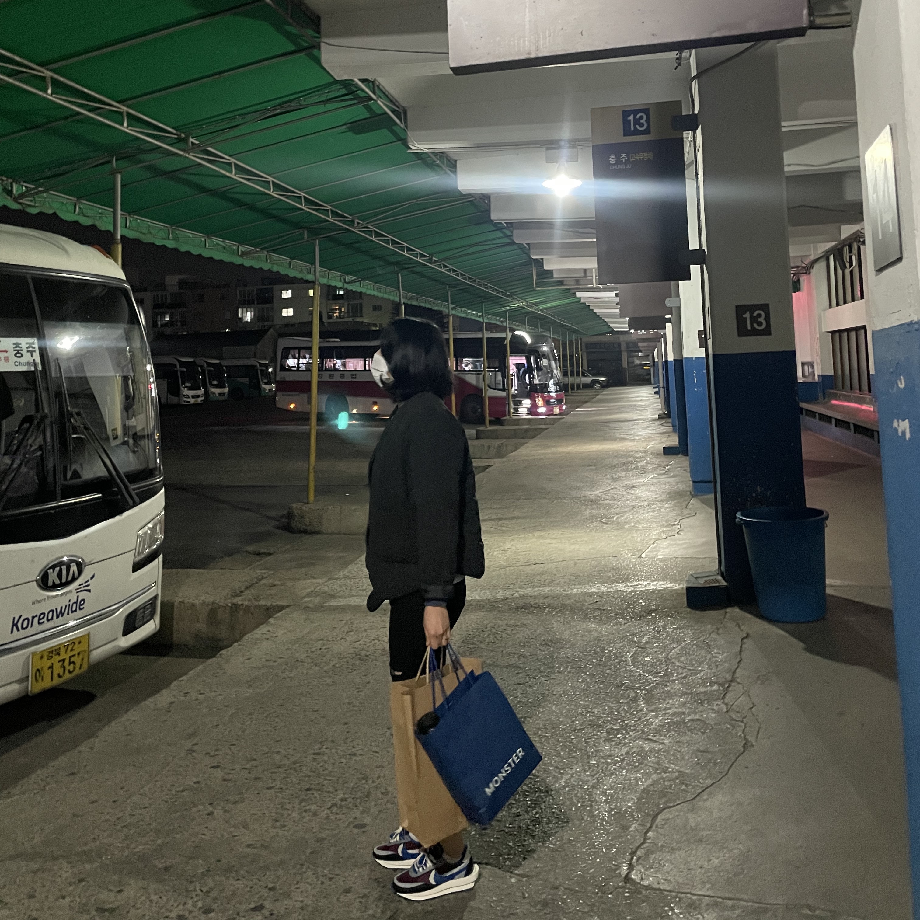 Nike x Sacai x Undercover LDWaffle Night Maroon Team Royal 착용 스타일