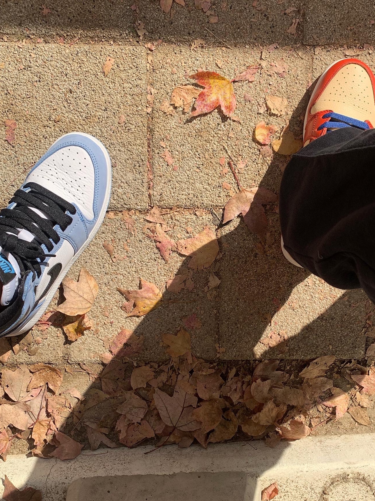 Jordan 1 Mid Team Orange Black, Jordan 1 Retro High OG University Blue 착용 스타일 - 4