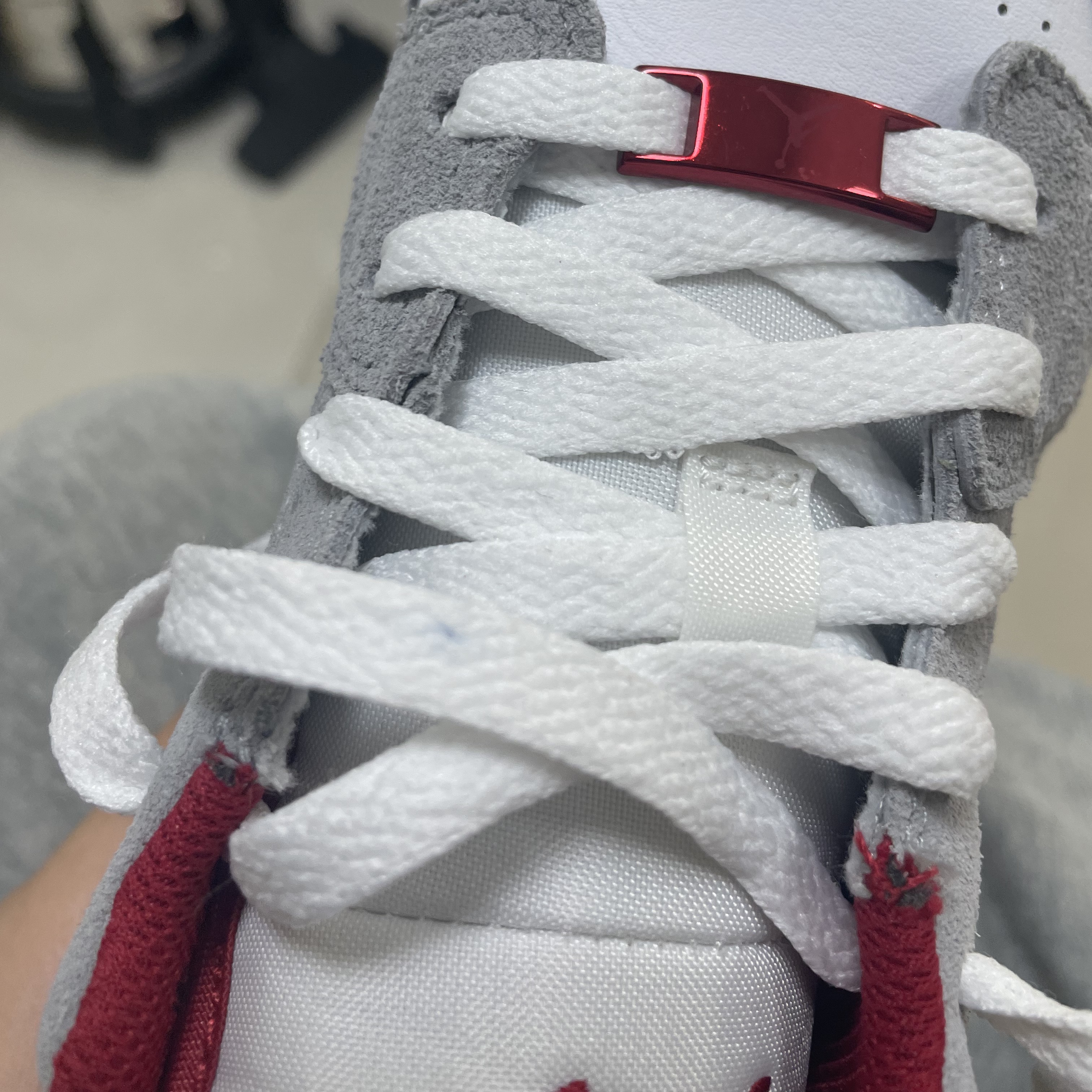 (GS) Jordan 1 Low SE Light Smoke Grey Gym Red 착용 스타일 - 3