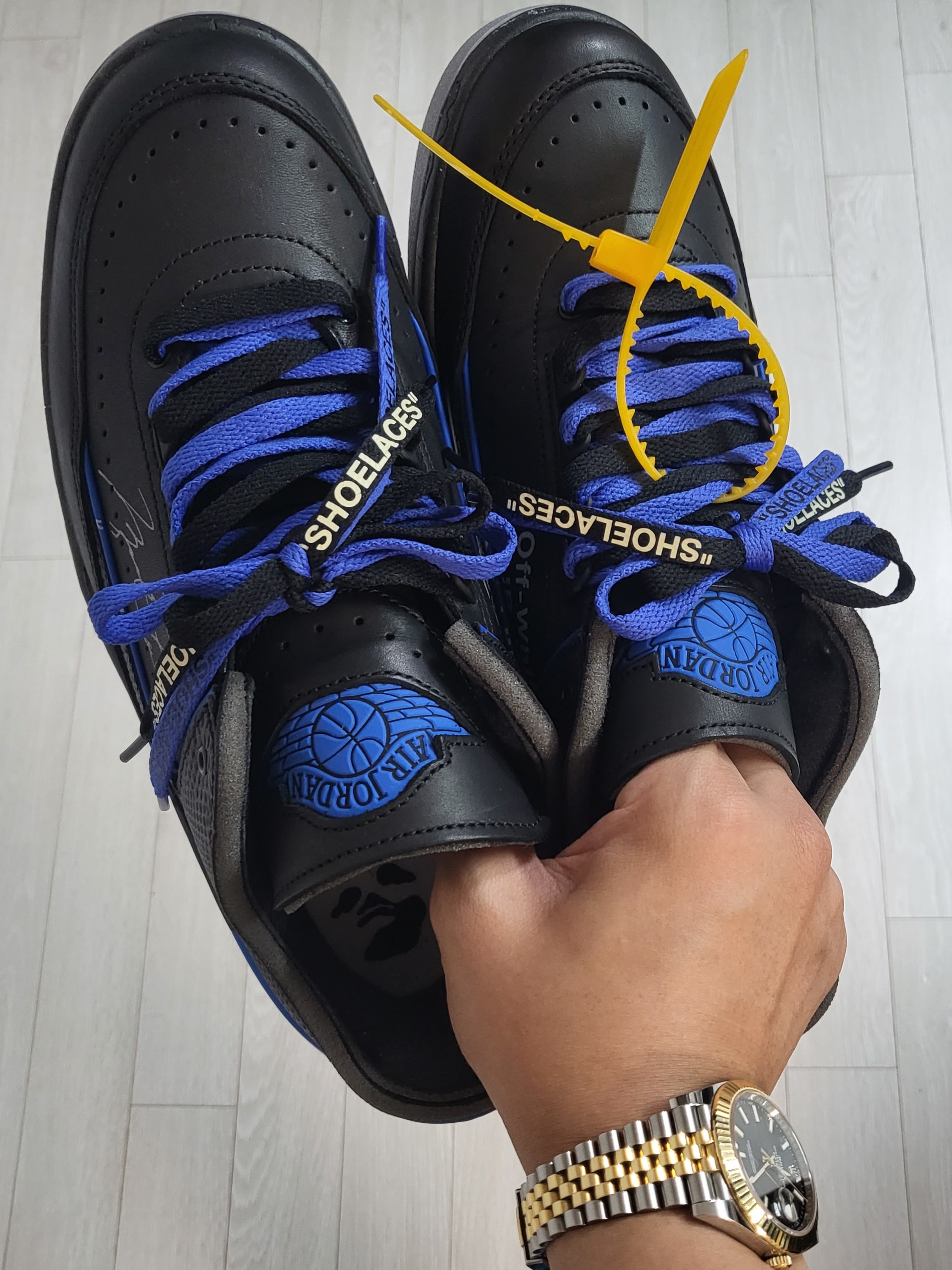 Jordan 2 x Off-White Retro Low SP Black and Varsity Royal 착용 스타일