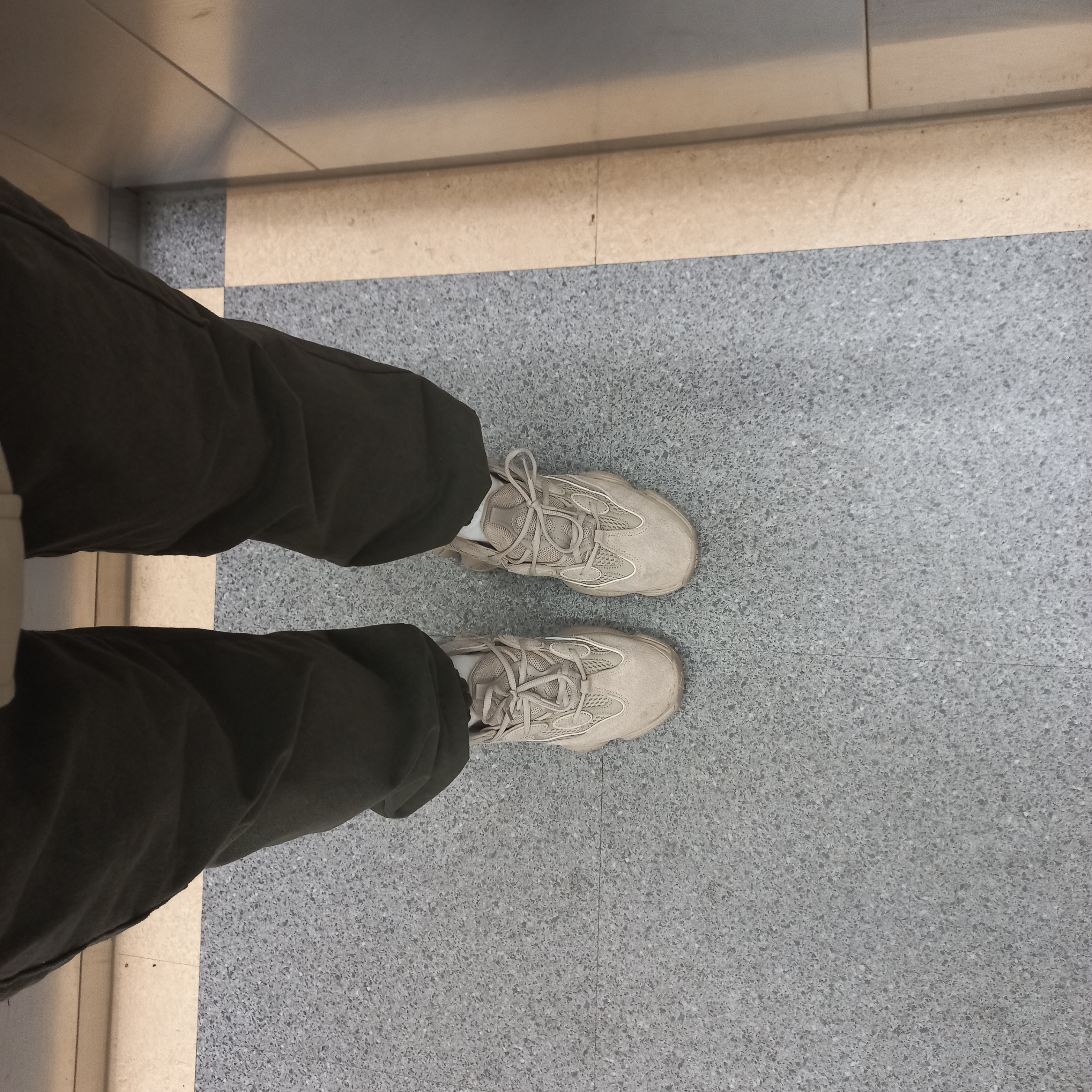 Adidas Yeezy 500 Taupe Light 착용 스타일 - 2