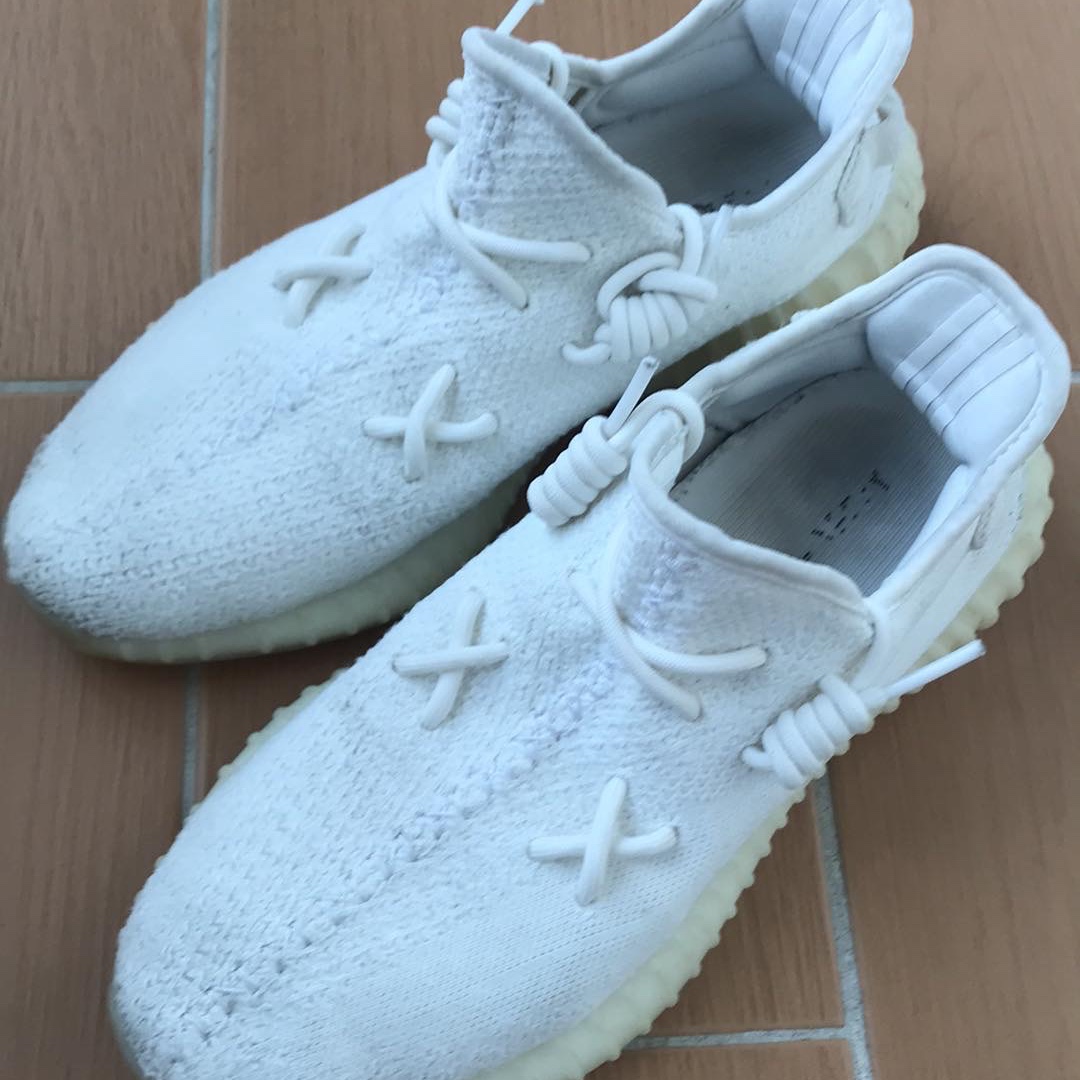 Adidas Yeezy Boost 350 V2 Cream/Triple White, Stone Island 63020 Crewneck Sweatshirt Black - 21FW 착용 스타일 - 1
