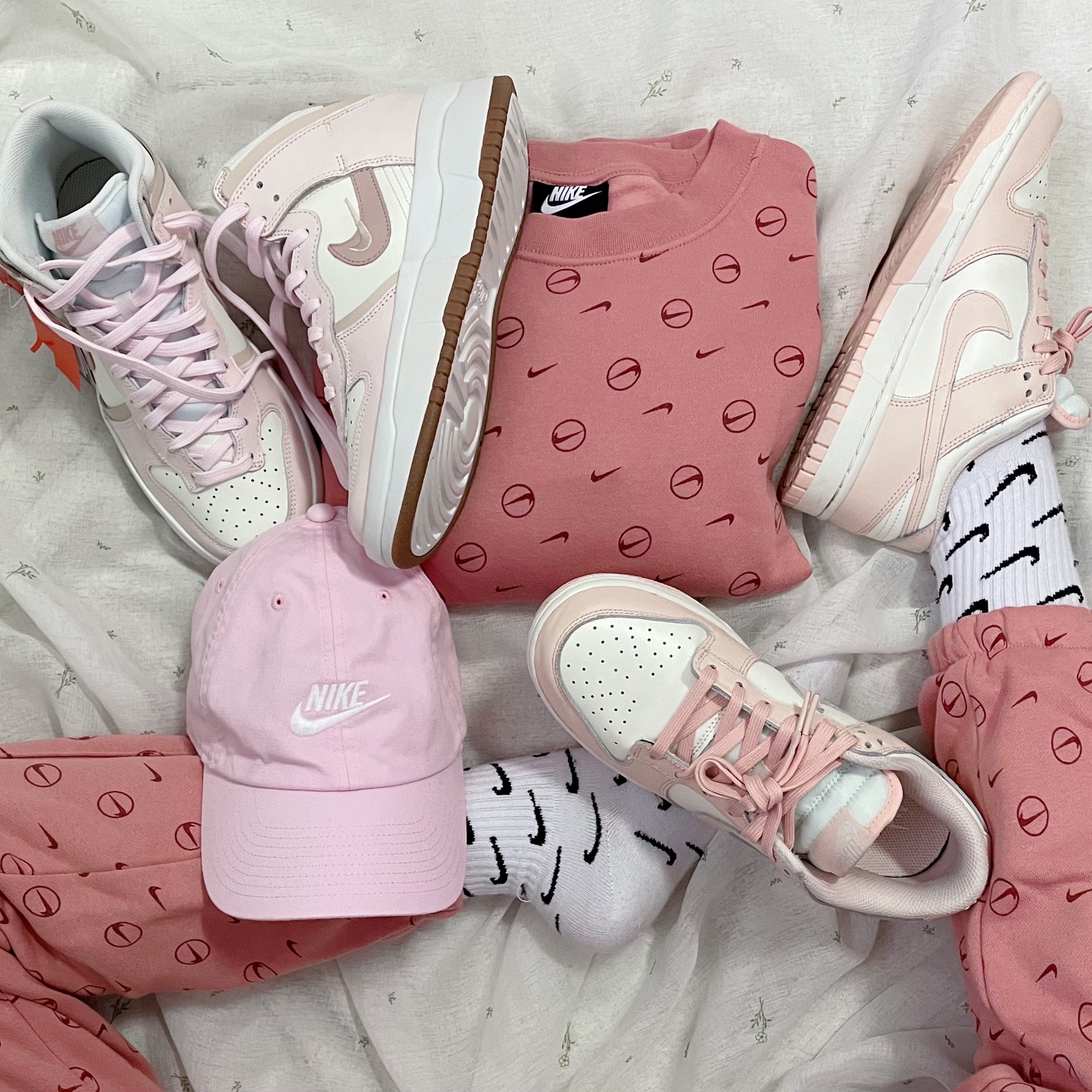 (W) Nike Dunk High Up Pink Oxford, (W) Nike Dunk Low Orange Pearl 착용 스타일 - 1