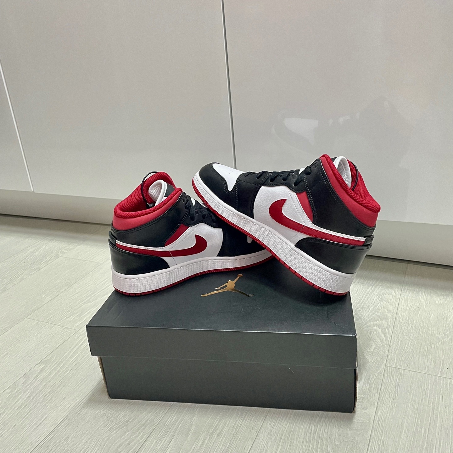 (GS) Jordan 1 Mid Gym Red Black White 착용 스타일