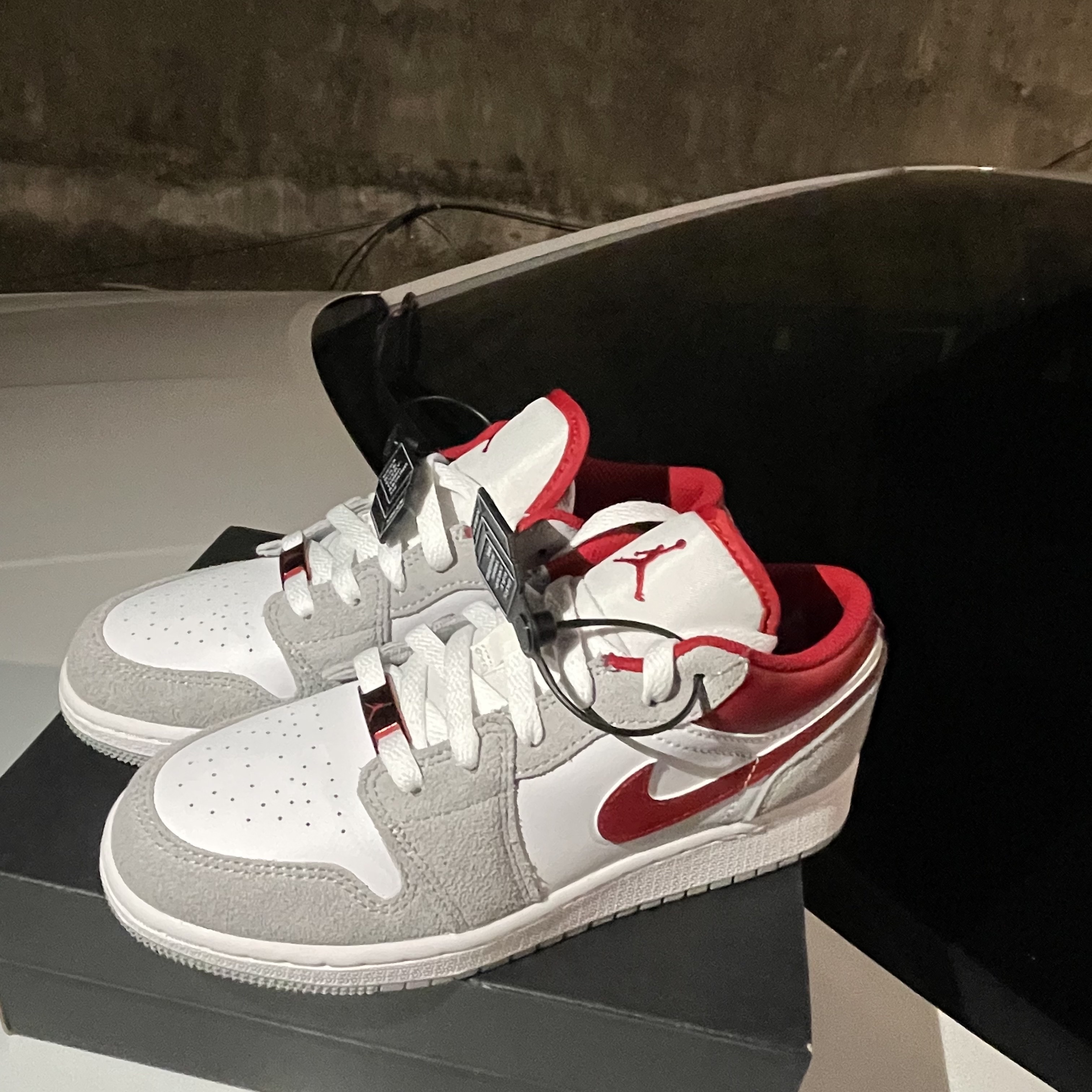 (GS) Jordan 1 Low SE Light Smoke Grey Gym Red 착용 스타일 - 1