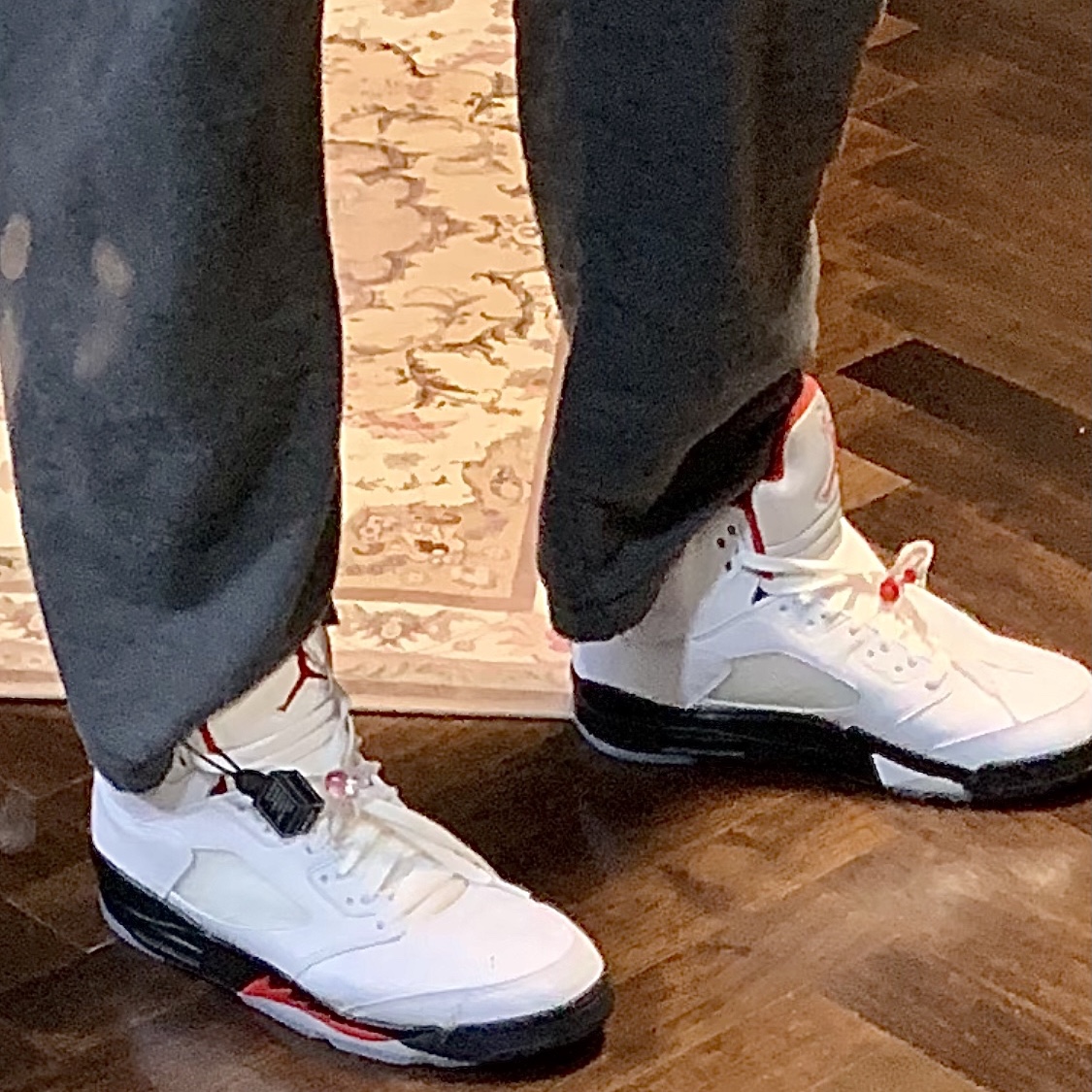 Jordan 5 Retro Fire Red Silver Tongue 2020 착용 스타일 - 1
