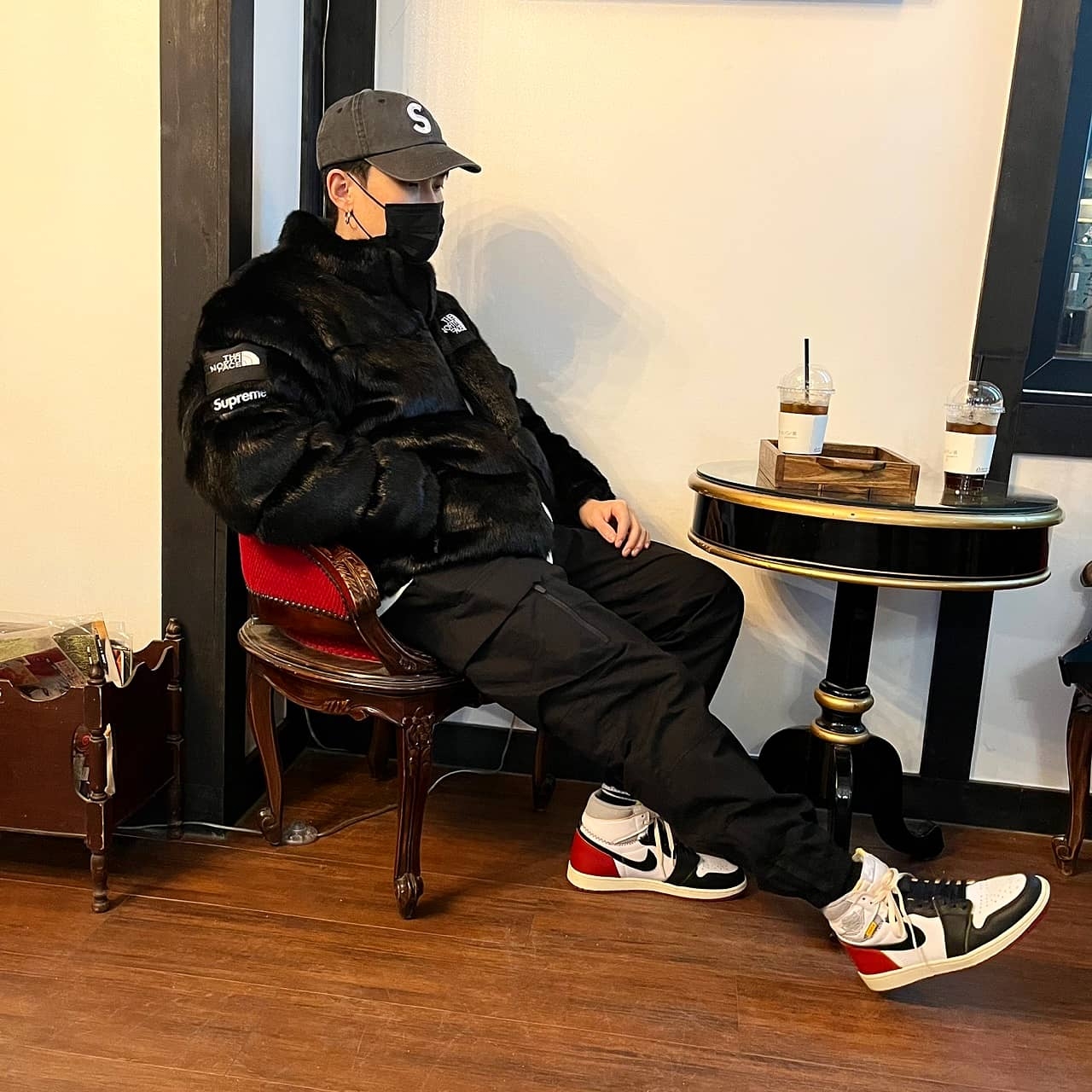 Jordan 1 x Union Retro High Black Toe, Supreme x The North Face Faux Fur Nuptse Jacket Black - 20FW 착용 스타일 - 1