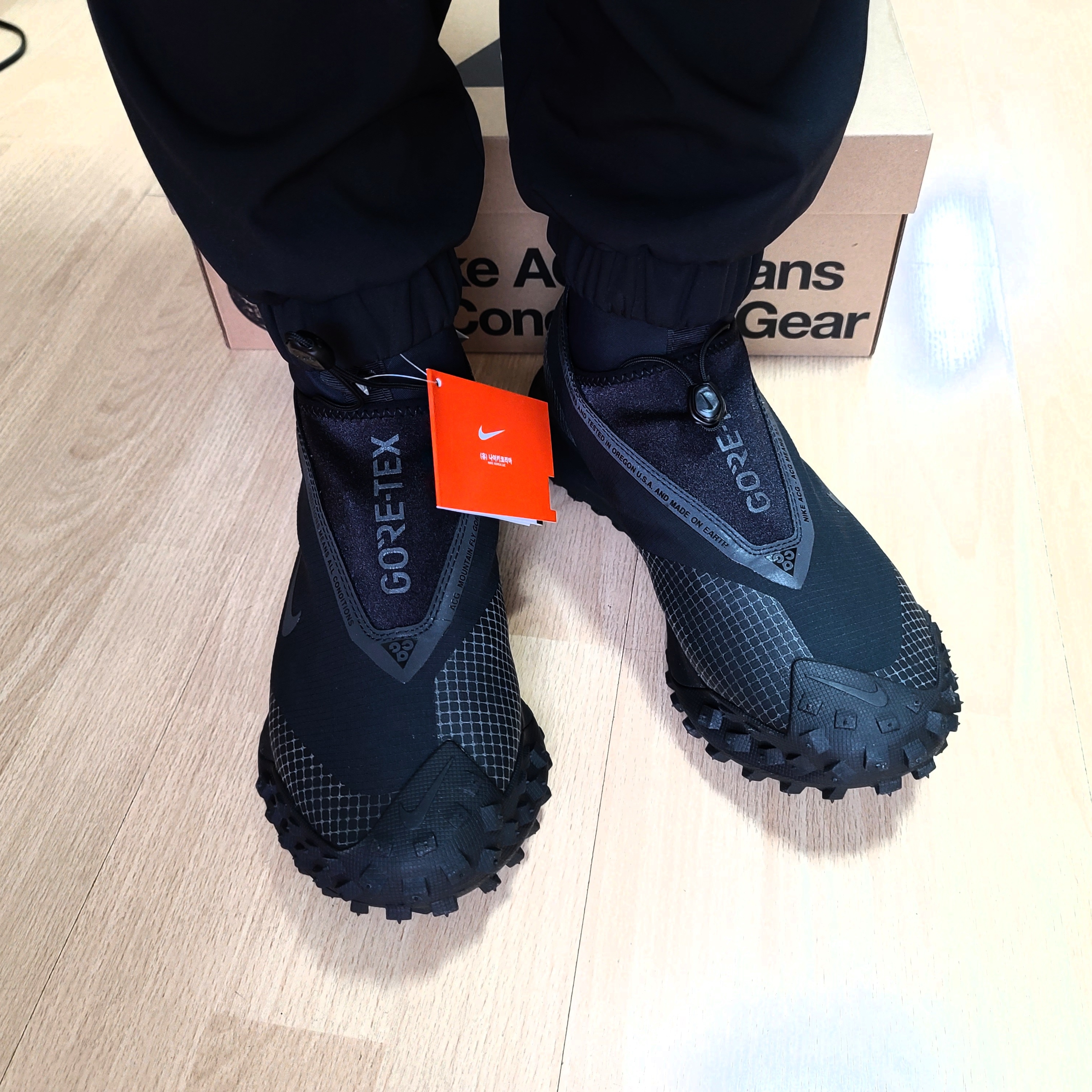 Nike ACG Mountain Fly Gore-Tex Black and Dark Grey 착용 스타일 - 1