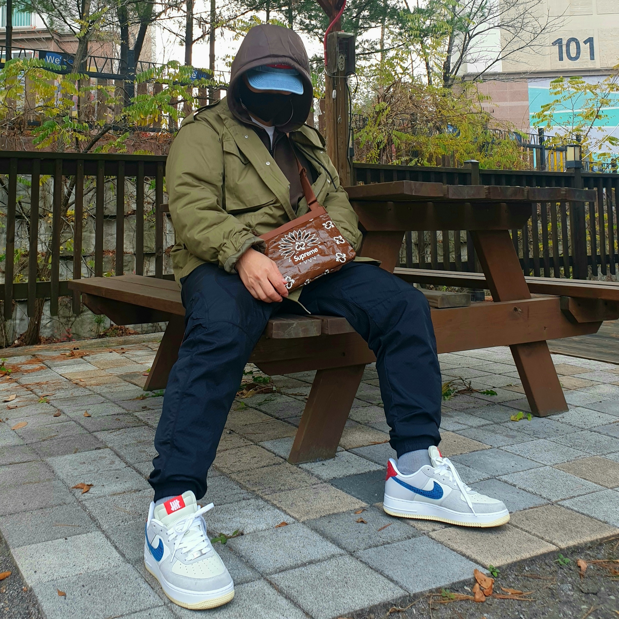Supreme Bandana Tarp Side Bag Brown - 21SS, Supreme Washed Chino Twill Camp Cap Denim - 21FW 착용 스타일