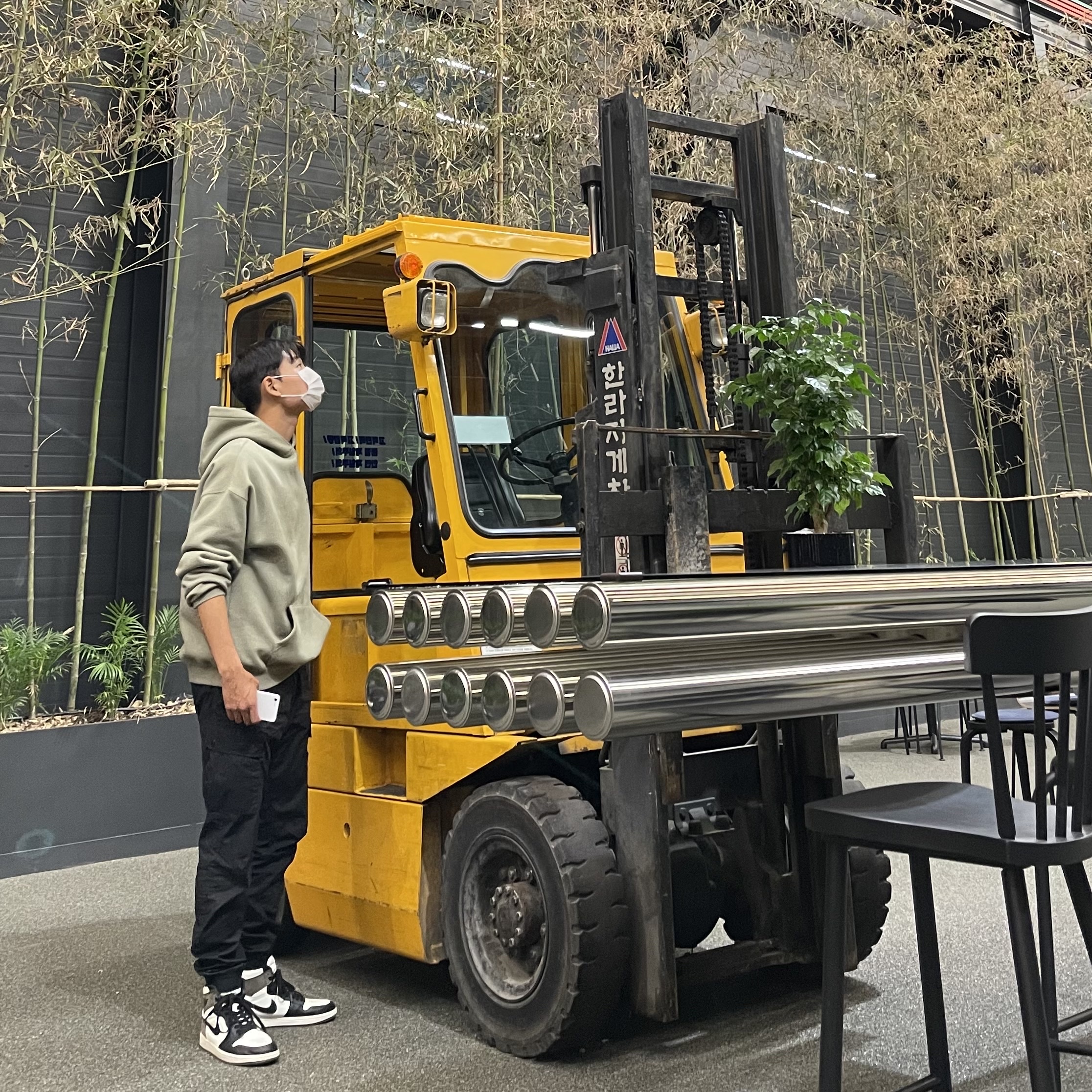 IAB Studio Hoodie Olive, Stone Island 30203 Cargo Pants 5 Pockets Black - 21SS 착용 스타일 - 3