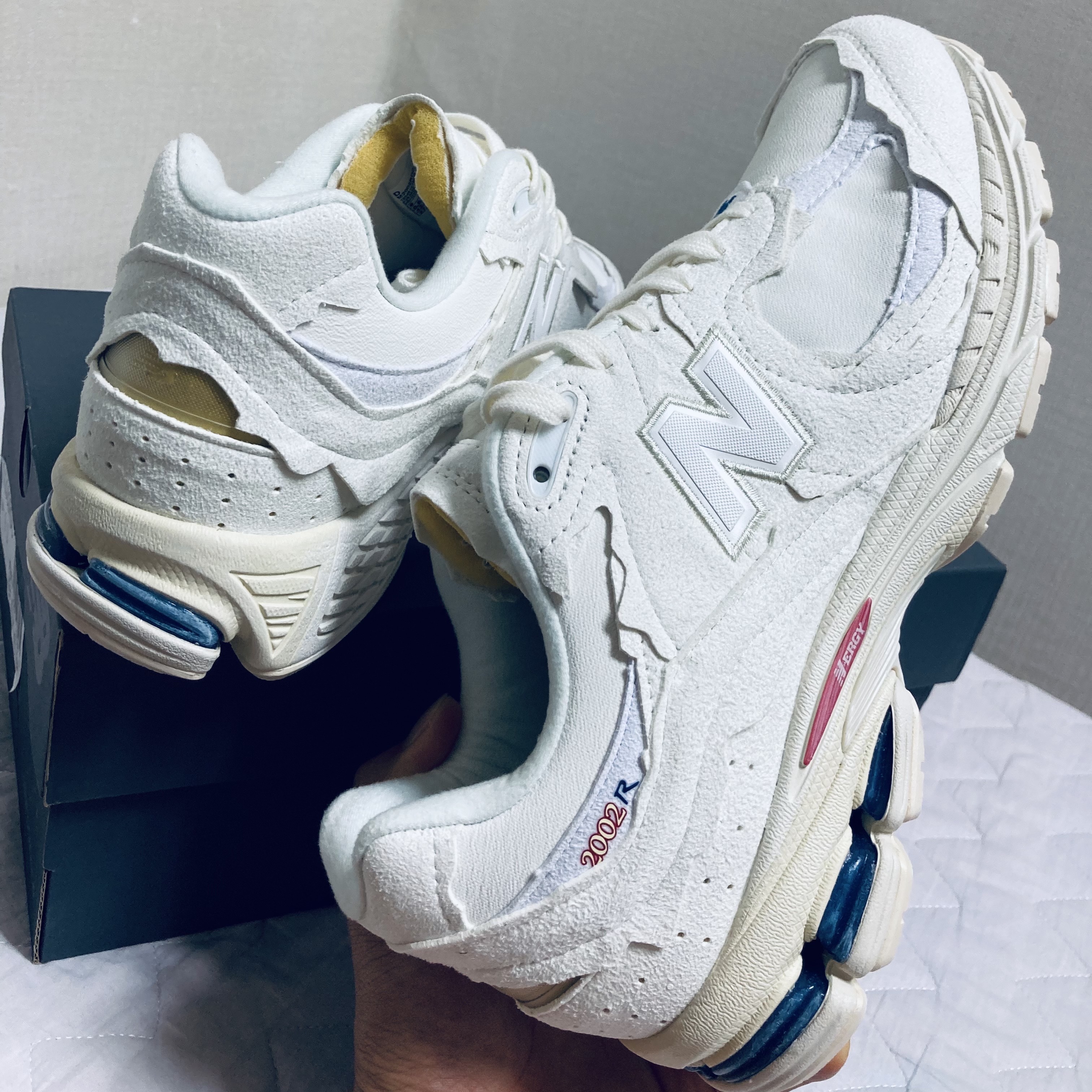New Balance 2002R Protection Pack Sea Salt 착용 스타일 - 1