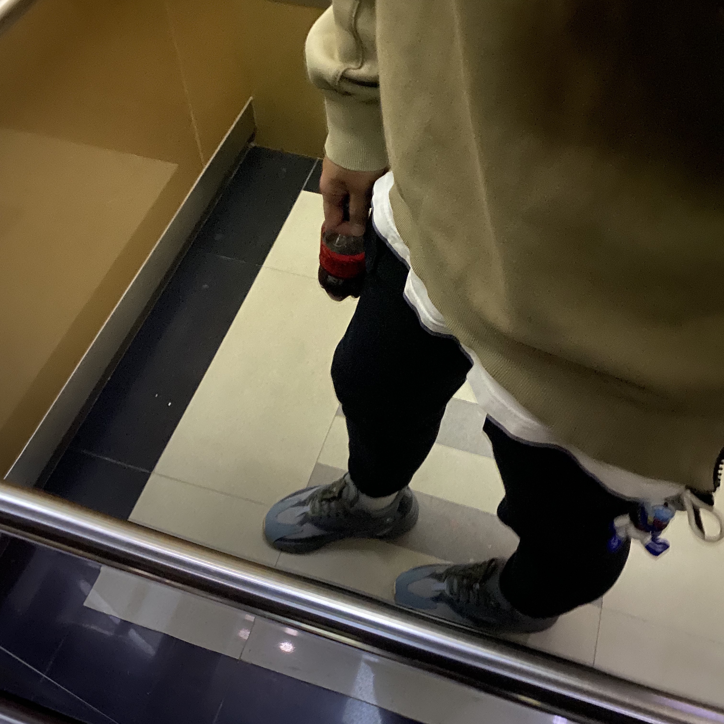 Adidas Yeezy Boost 700 Teal Blue 착용 스타일