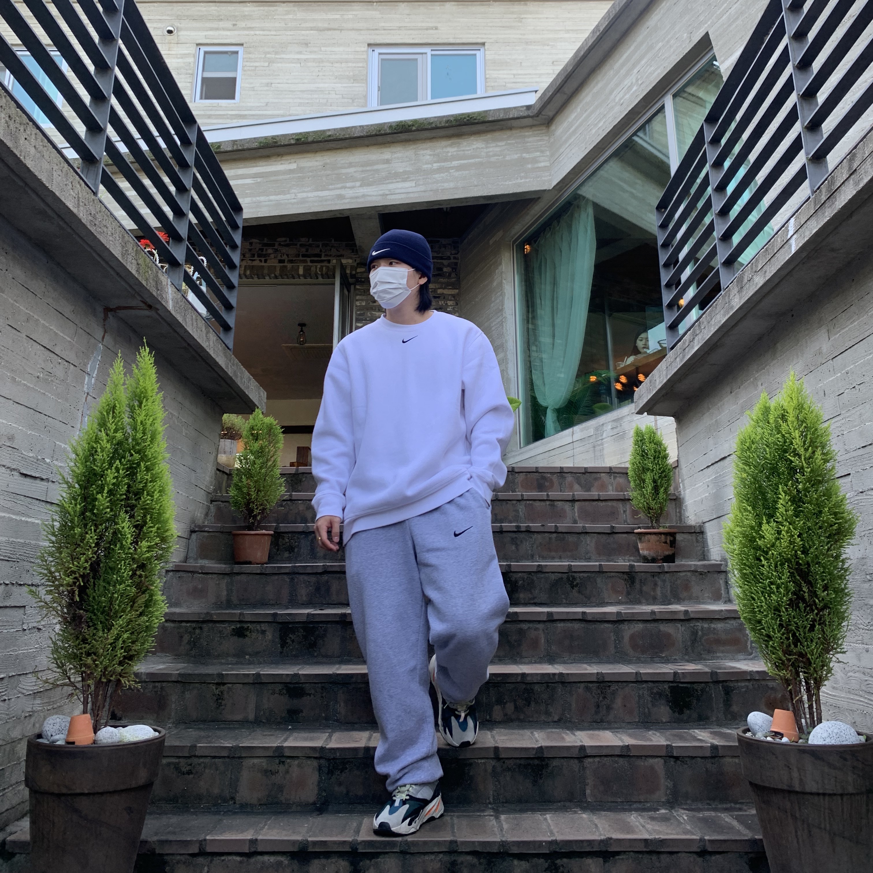 Adidas Yeezy Boost 700 Wave Runner Solid Grey 2017/2019 착용 스타일 - 1