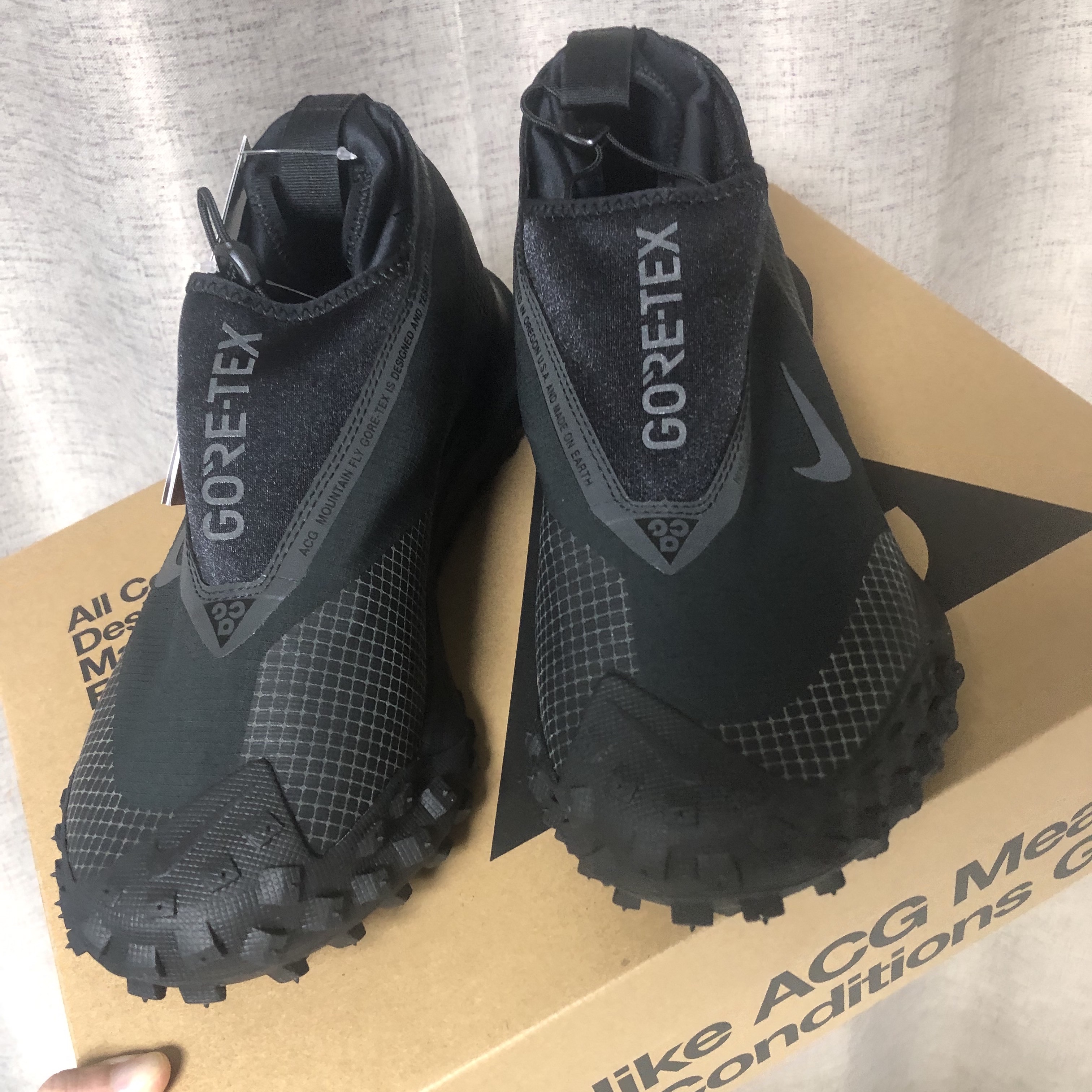Nike ACG Mountain Fly Gore-Tex Black and Dark Grey 착용 스타일