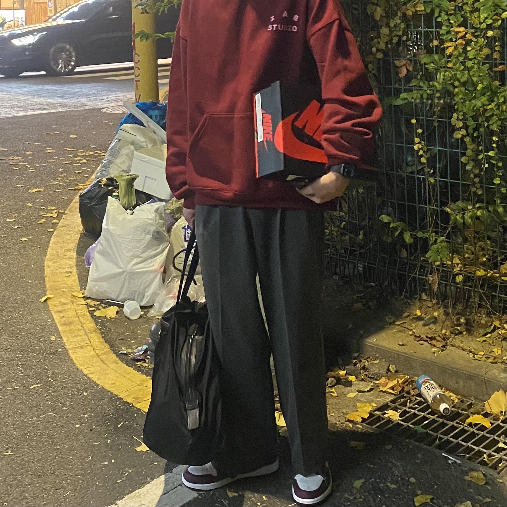 Jordan 1 Retro High OG Bordeaux, IAB Studio Hoodie Raspberry 착용 스타일