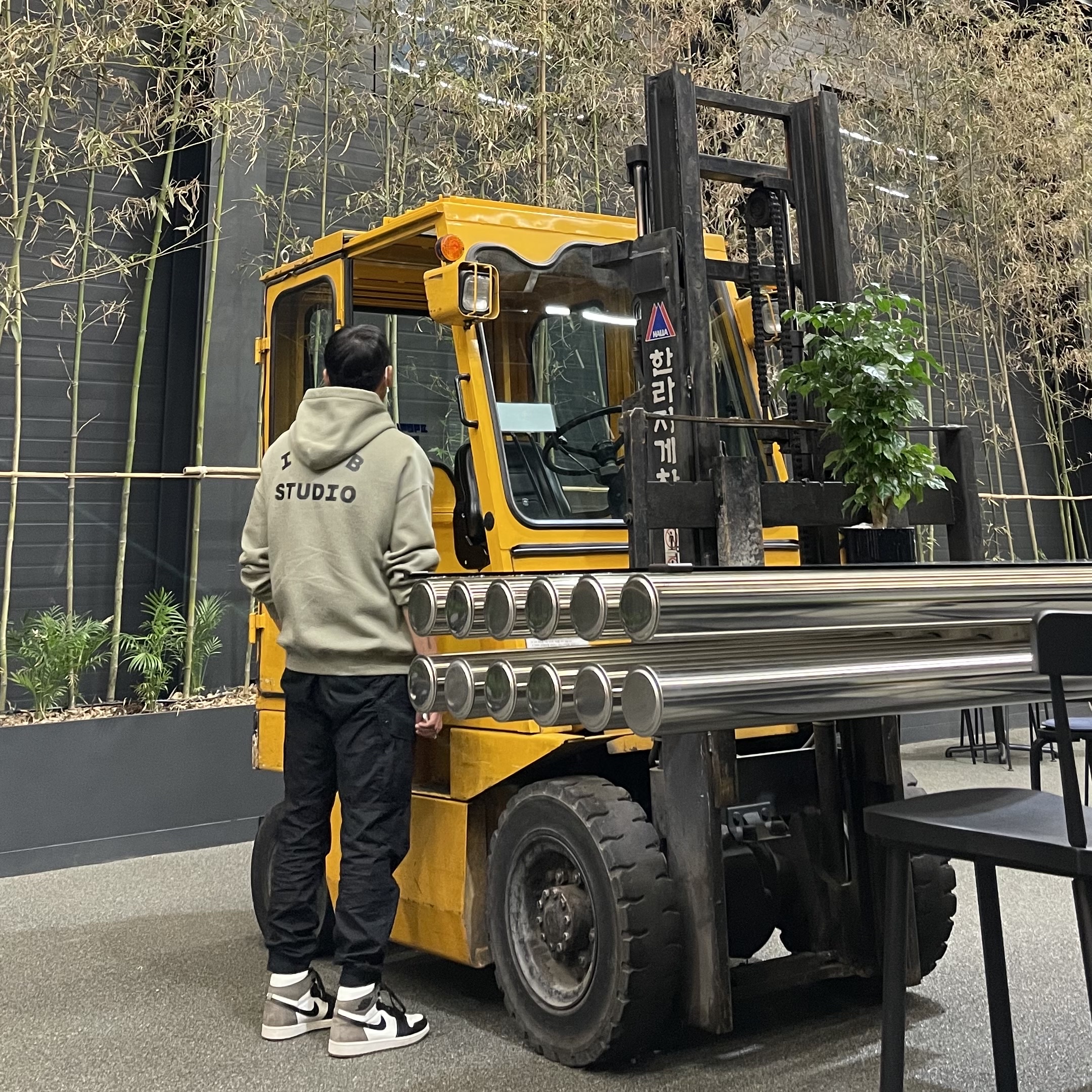 IAB Studio Hoodie Olive, Stone Island 30203 Cargo Pants 5 Pockets Black - 21SS 착용 스타일 - 2