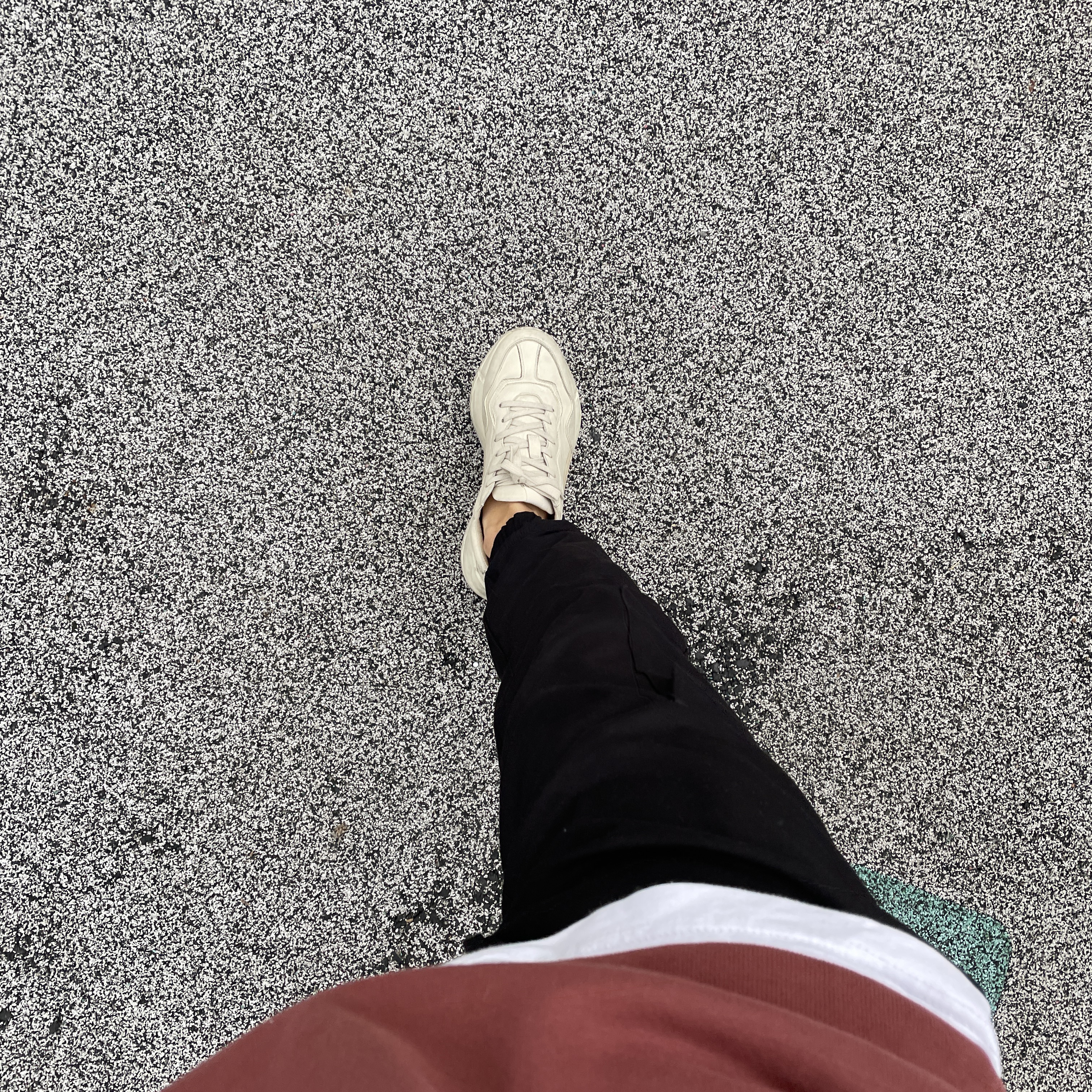 Gucci Rhyton Leather Sneakers Distressed Ivory 착용 스타일 - 1