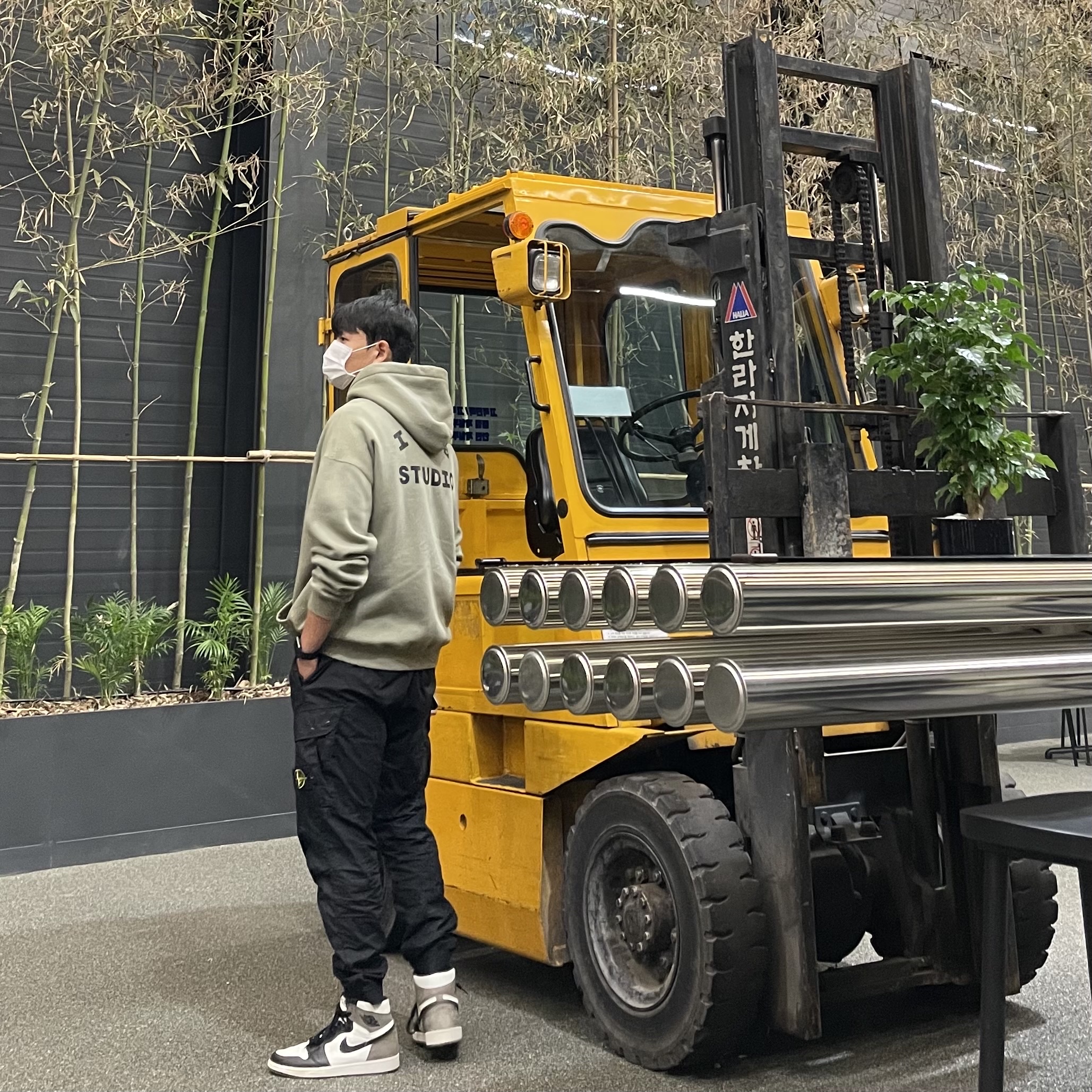 IAB Studio Hoodie Olive, Stone Island 30203 Cargo Pants 5 Pockets Black - 21SS 착용 스타일 - 1