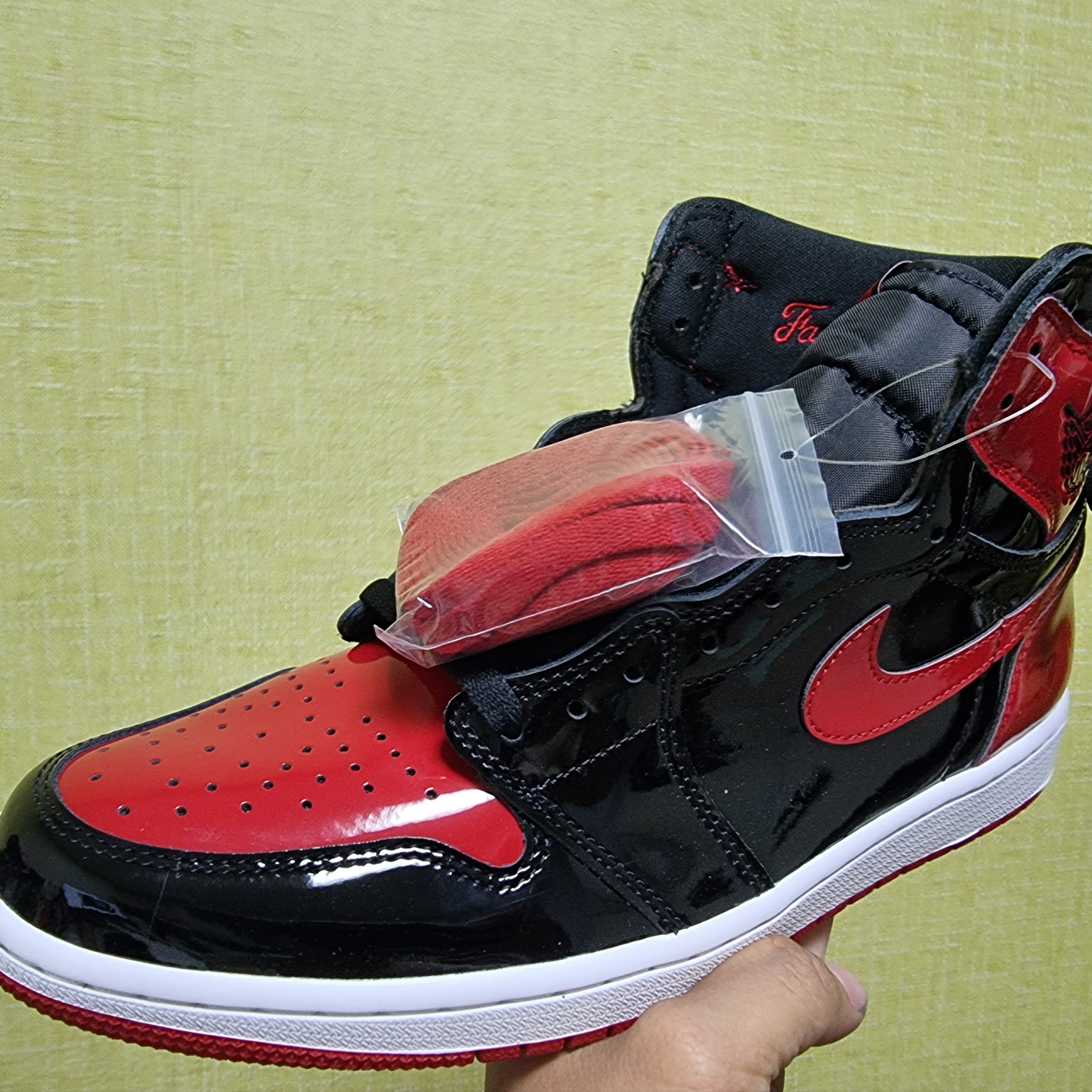 Jordan 1 Retro High OG Patent Bred 착용 스타일 - 1