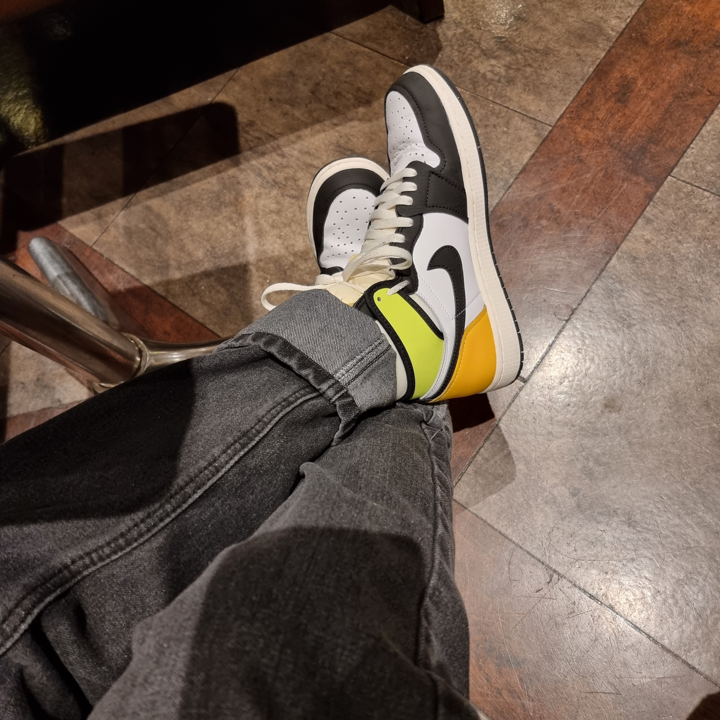 Jordan 1 Retro High OG Volt Gold 착용 스타일 - 1