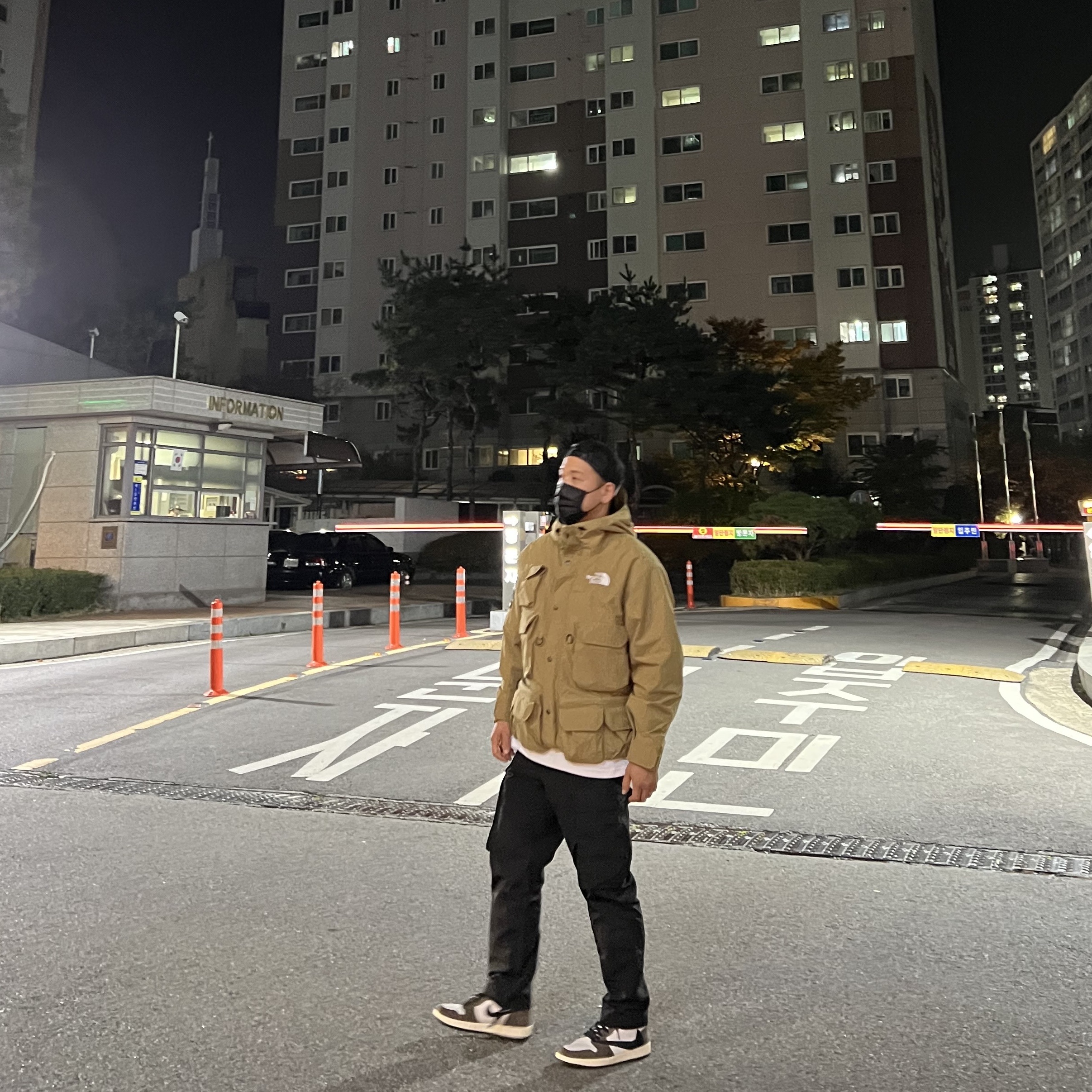 Jordan 1 x Travis Scott Retro High OG SP Mocha, Supreme x The North Face Cargo Jacket Gold - 20SS 착용 스타일 - 3