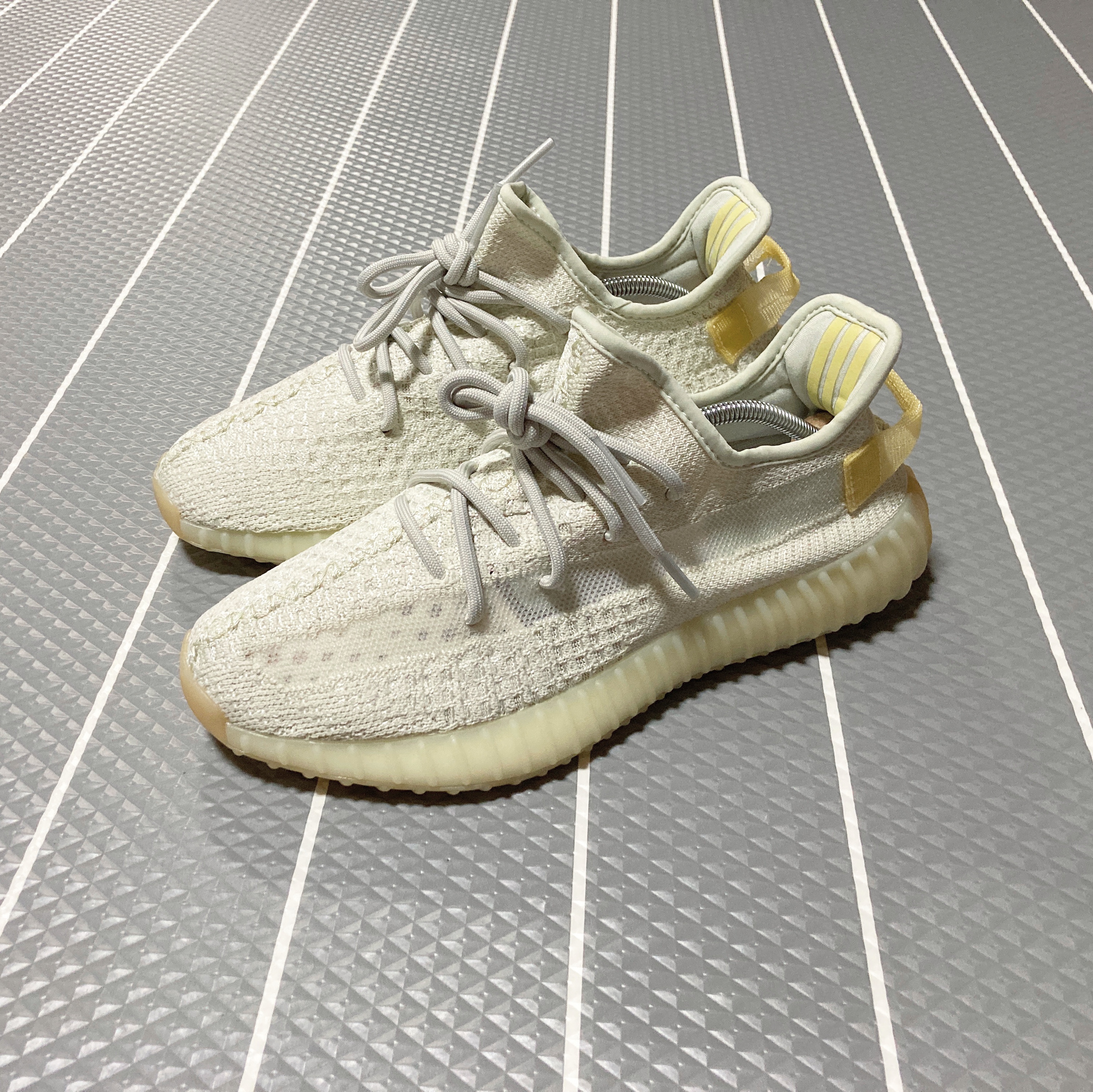 Adidas Yeezy Boost 350 V2 Light 착용 스타일