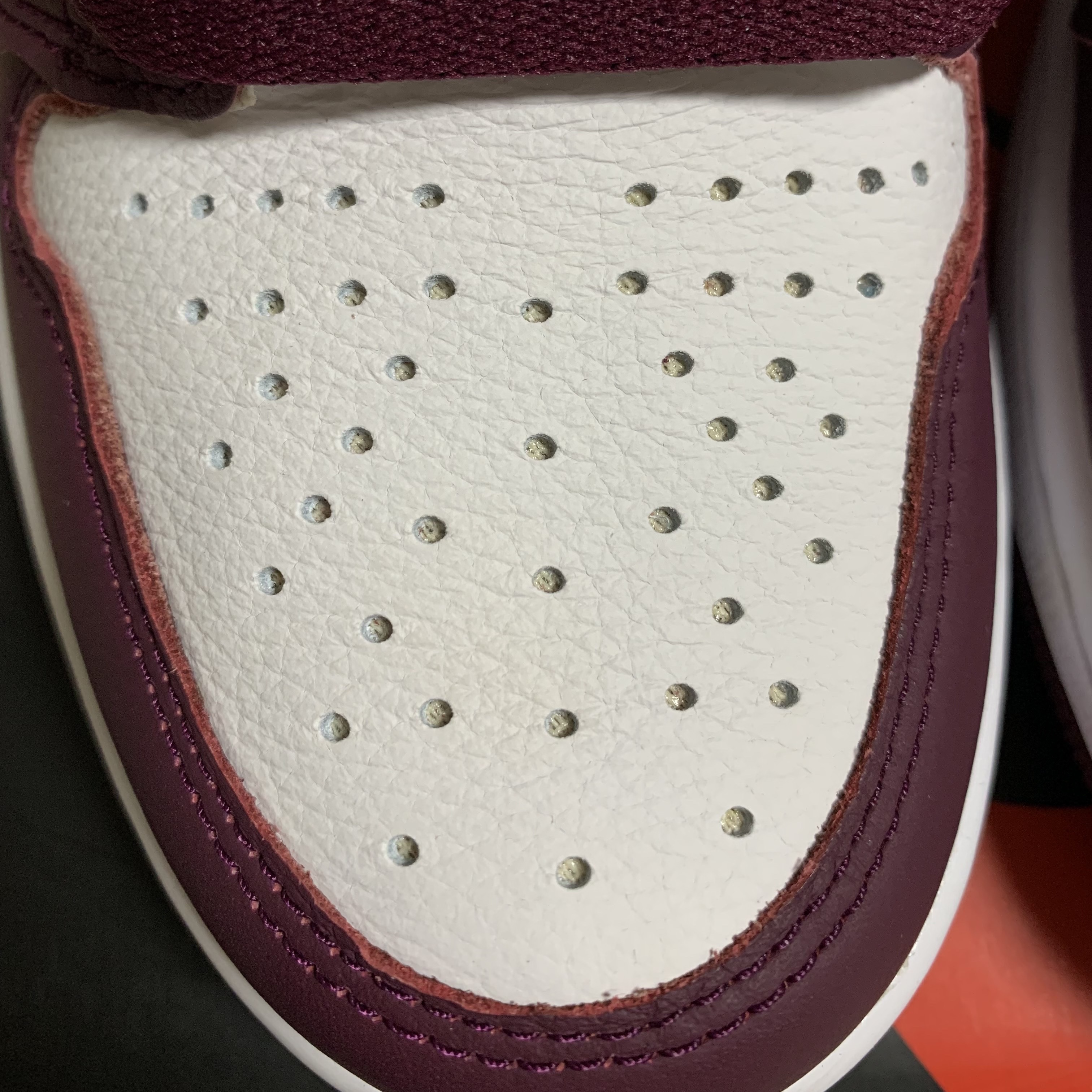 Jordan 1 Retro High OG Bordeaux 착용 스타일 - 3