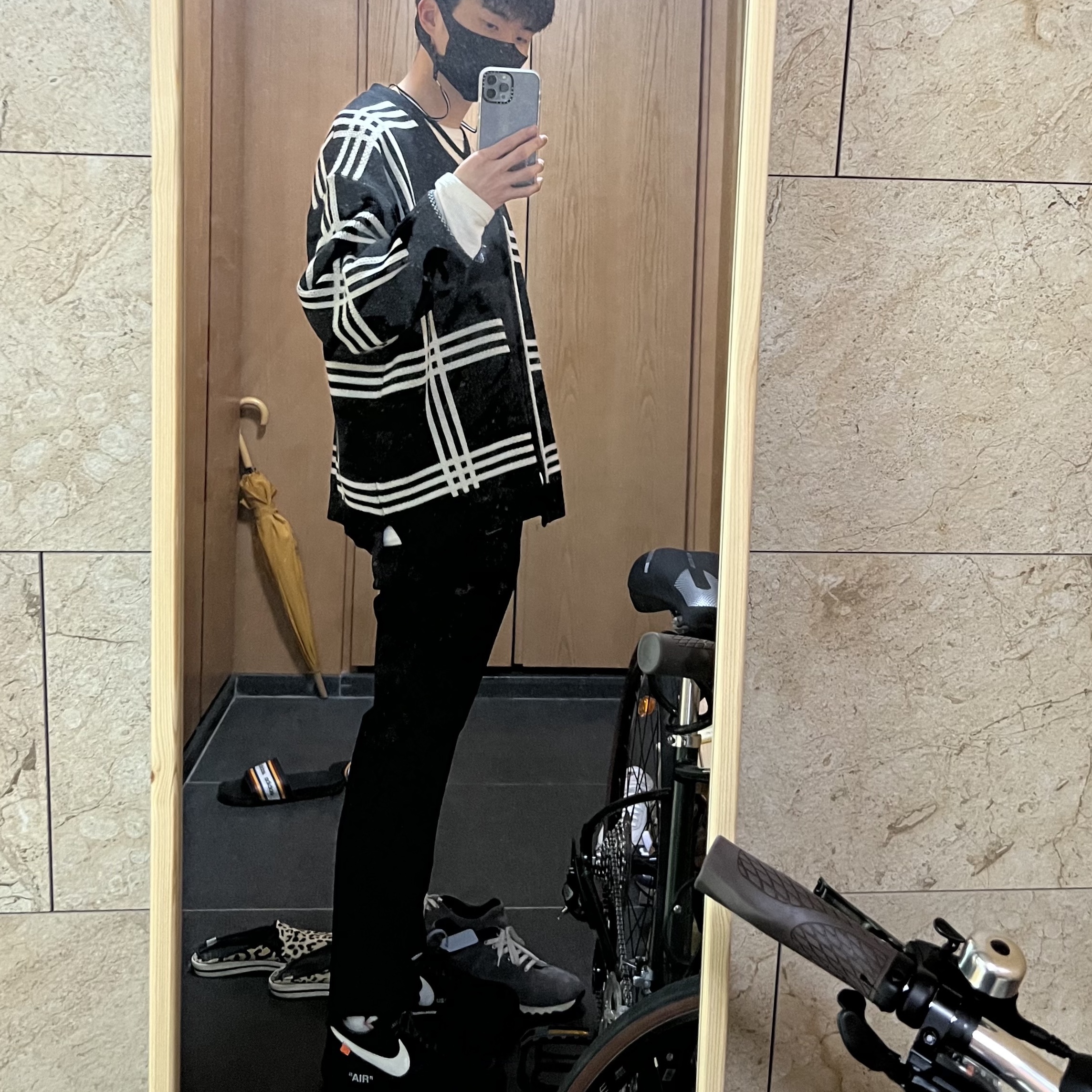 Nike x Off-White Air Force 1 Low Black White 착용 스타일 - 3