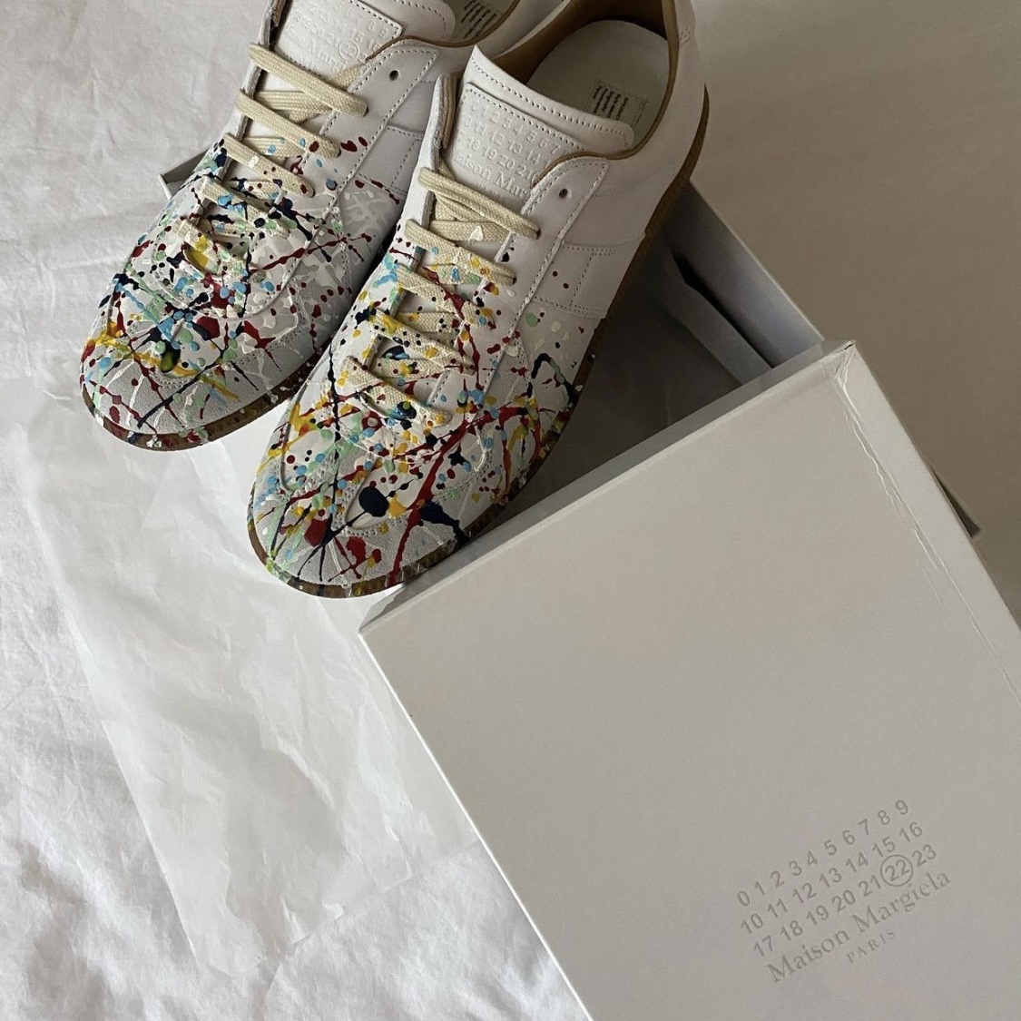 Maison Margiela Replica Paint Drop Sneakers 착용 스타일 - 2