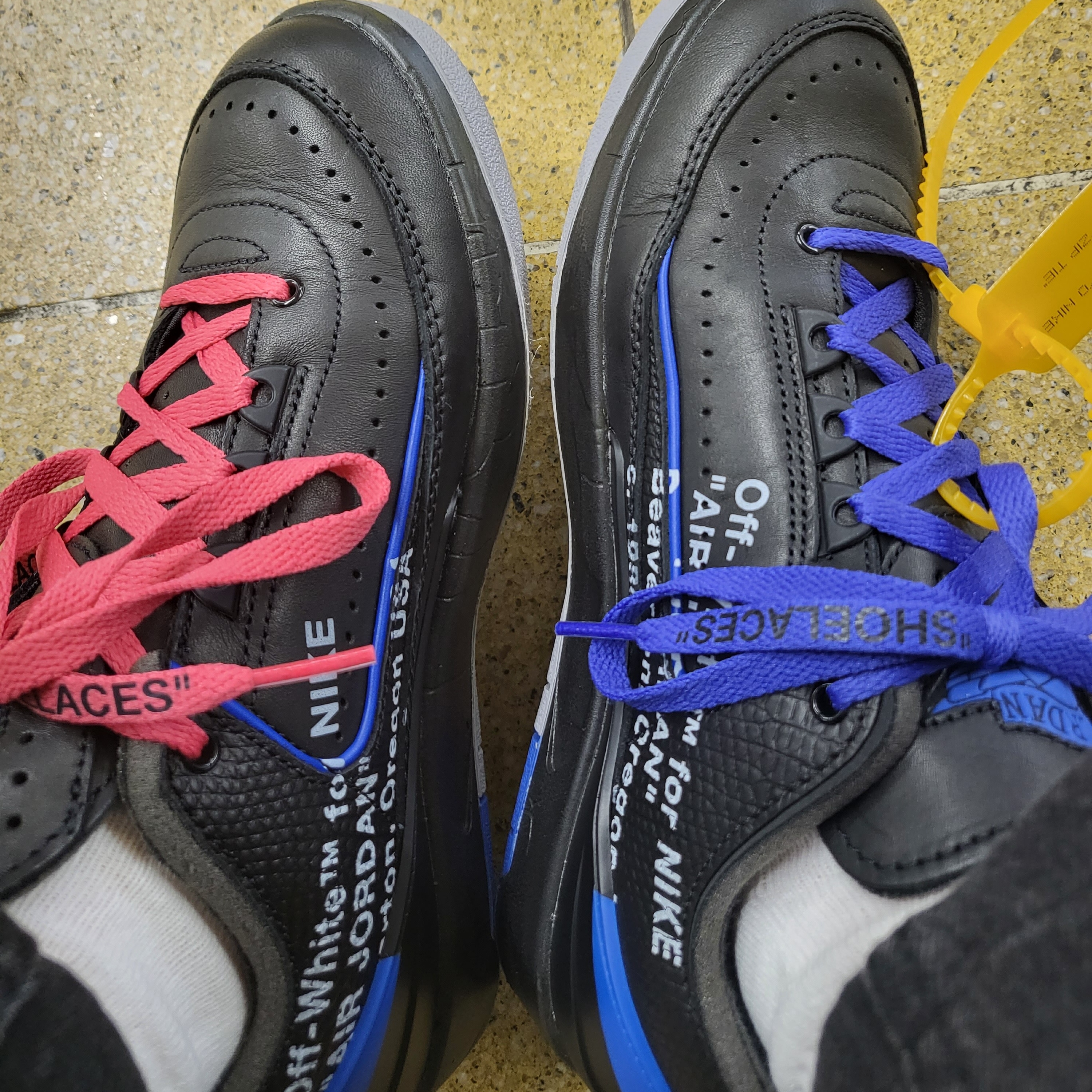 Jordan 2 x Off-White Retro Low SP Black and Varsity Royal 착용 스타일