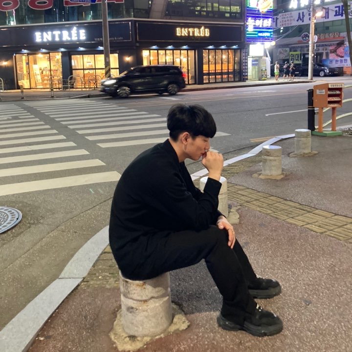 (W) Balenciaga Triple S Clear Sole Black 착용 스타일 - 1