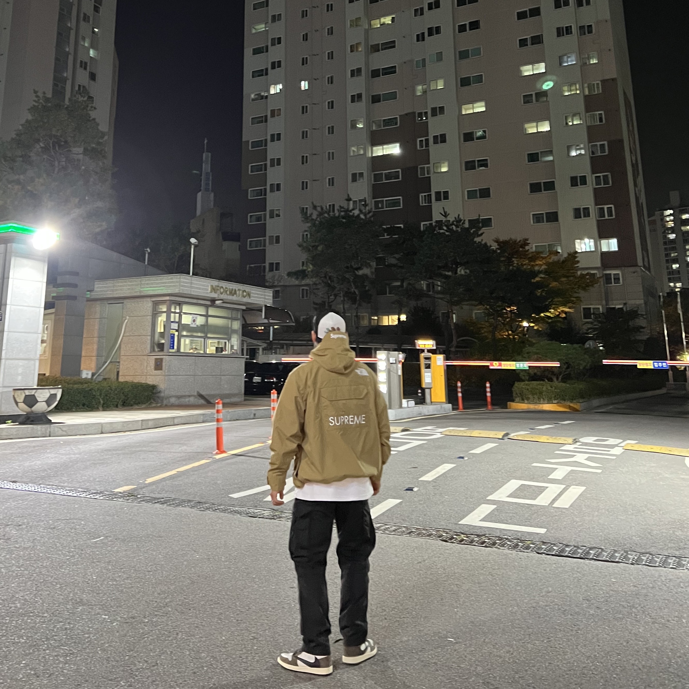 Jordan 1 x Travis Scott Retro High OG SP Mocha, Supreme x The North Face Cargo Jacket Gold - 20SS 착용 스타일 - 2