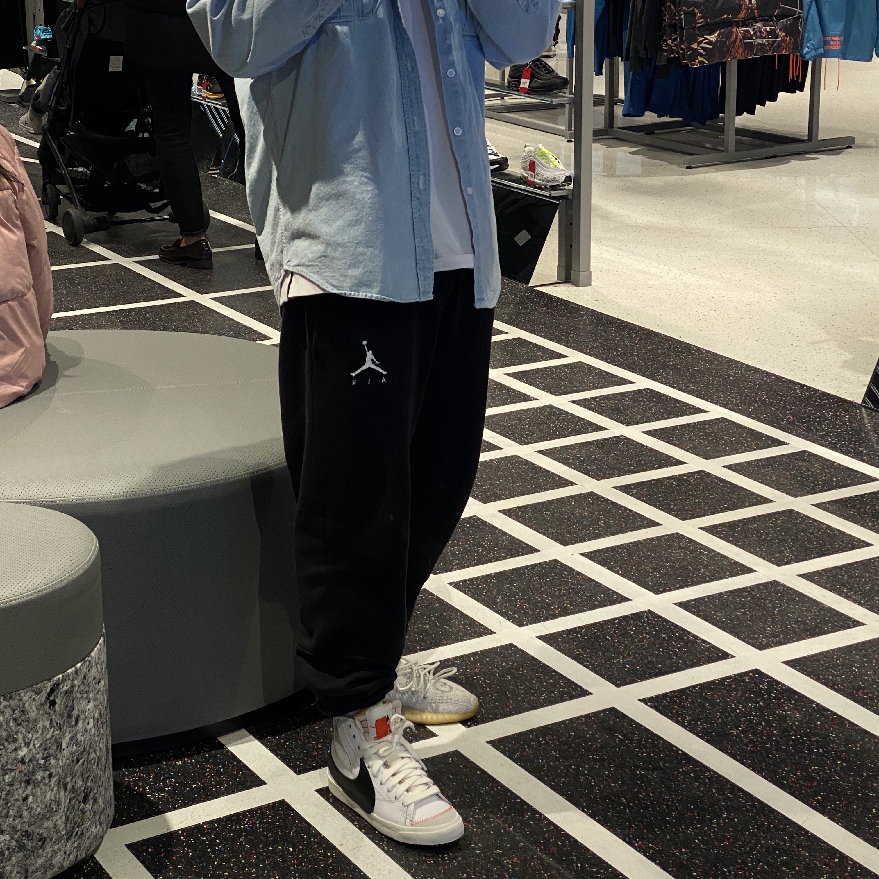 Nike Blazer Mid '77 Jumbo White and Black, Adidas Yeezy Boost 350 V2 Cream/Triple White 착용 스타일