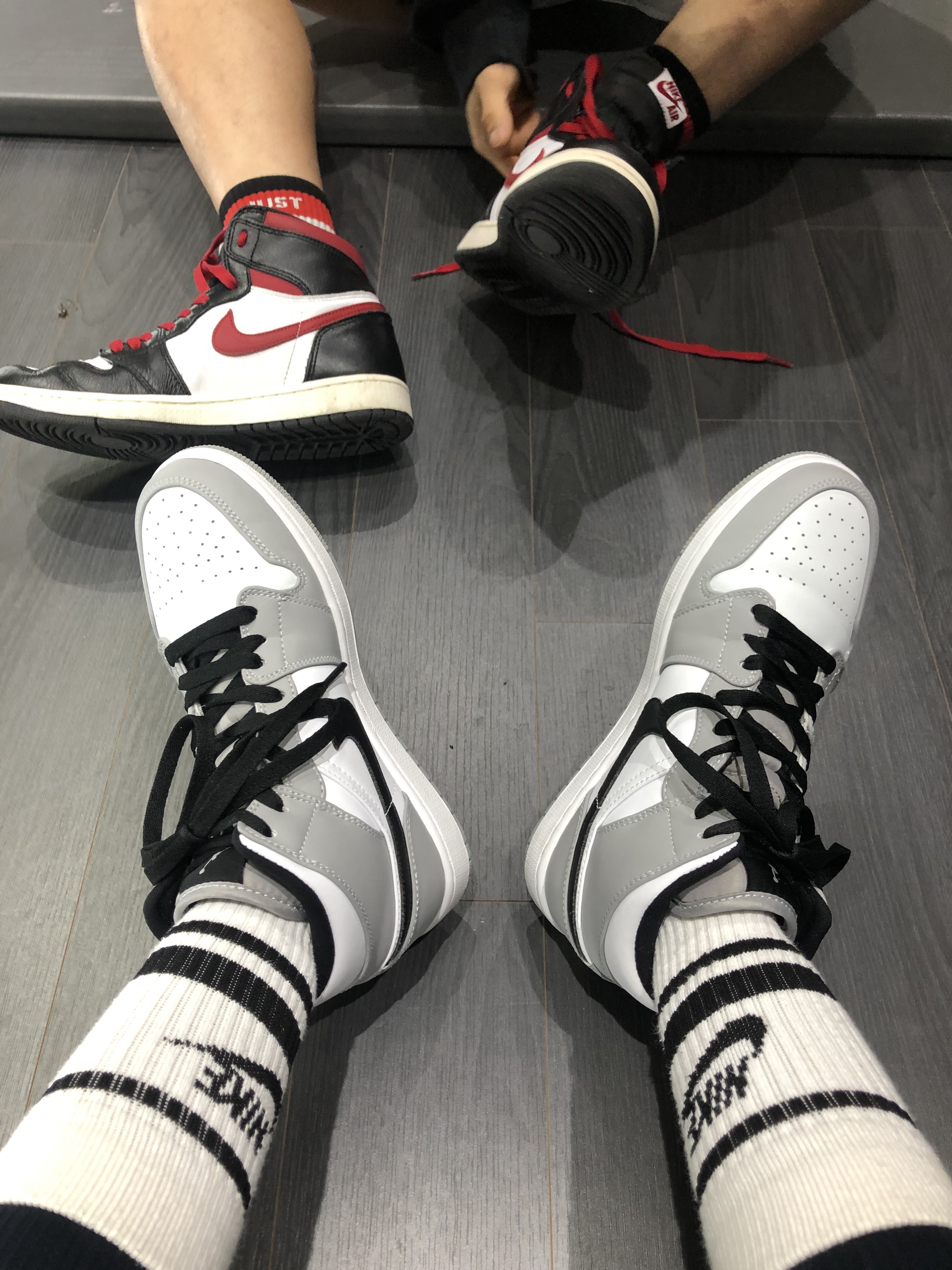 Jordan 1 Mid Light Smoke Grey 착용 스타일 - 2