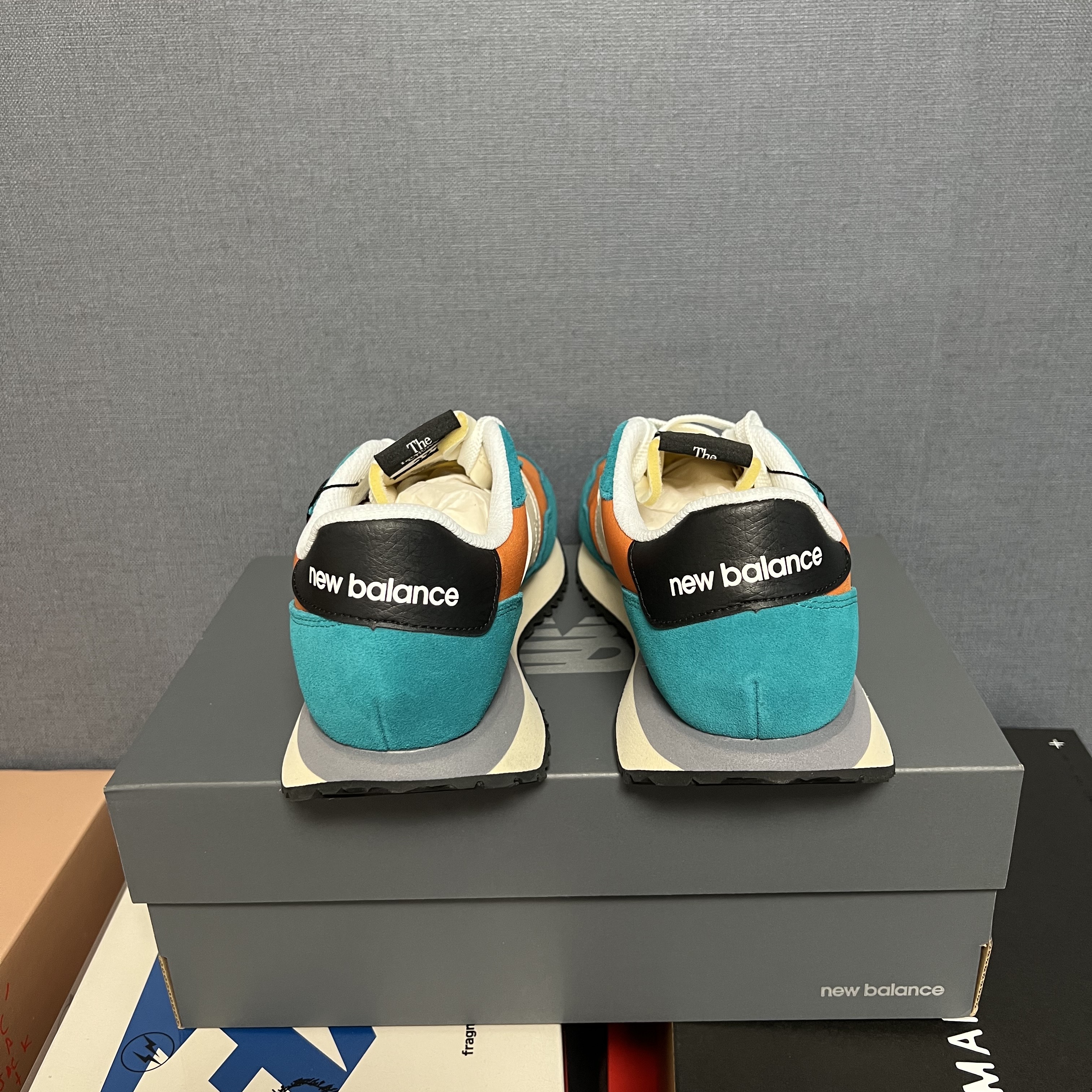 New Balance 237 Vintage Orange Team Teal 착용 스타일 - 2