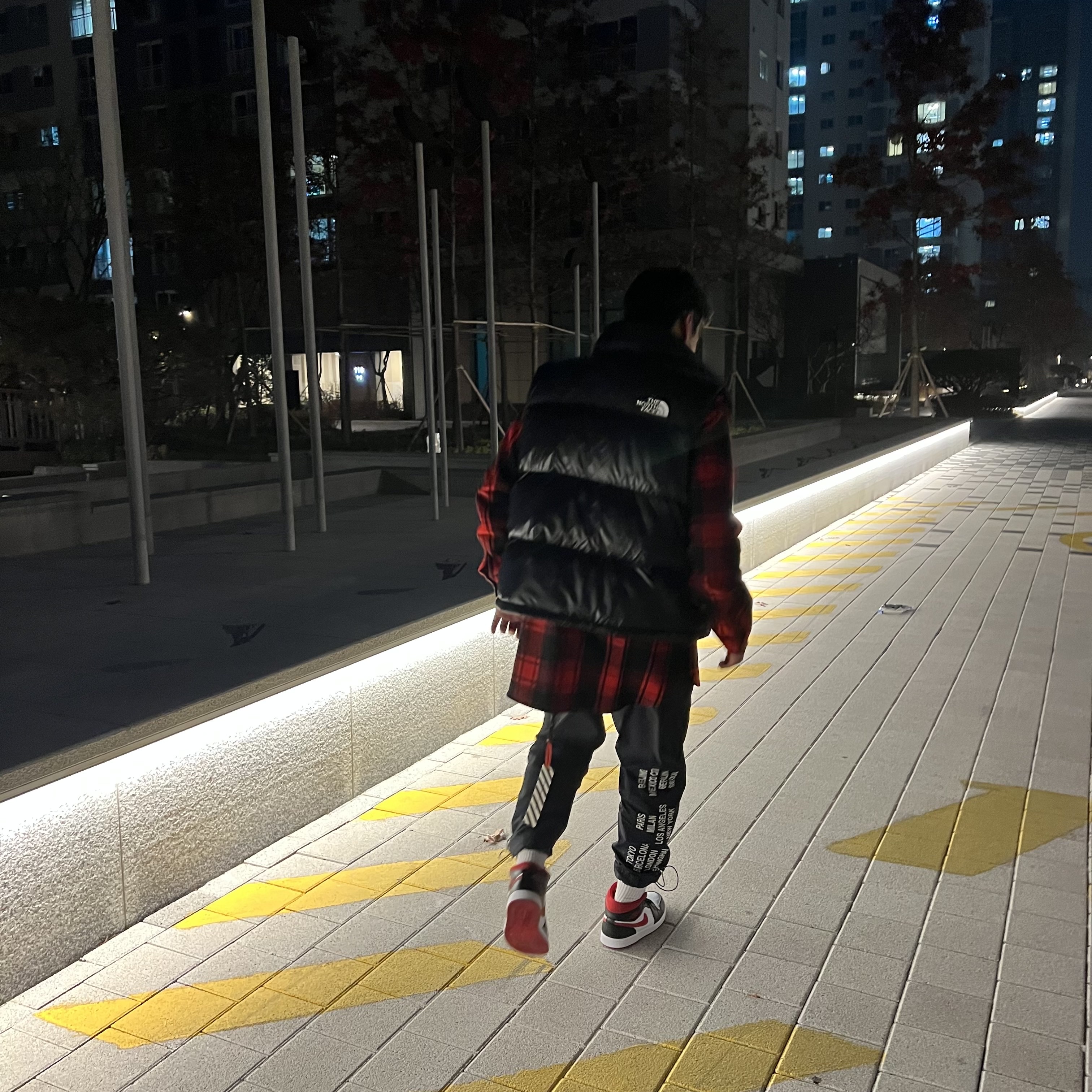 Jordan 1 Mid Gym Red Black White 착용 스타일
