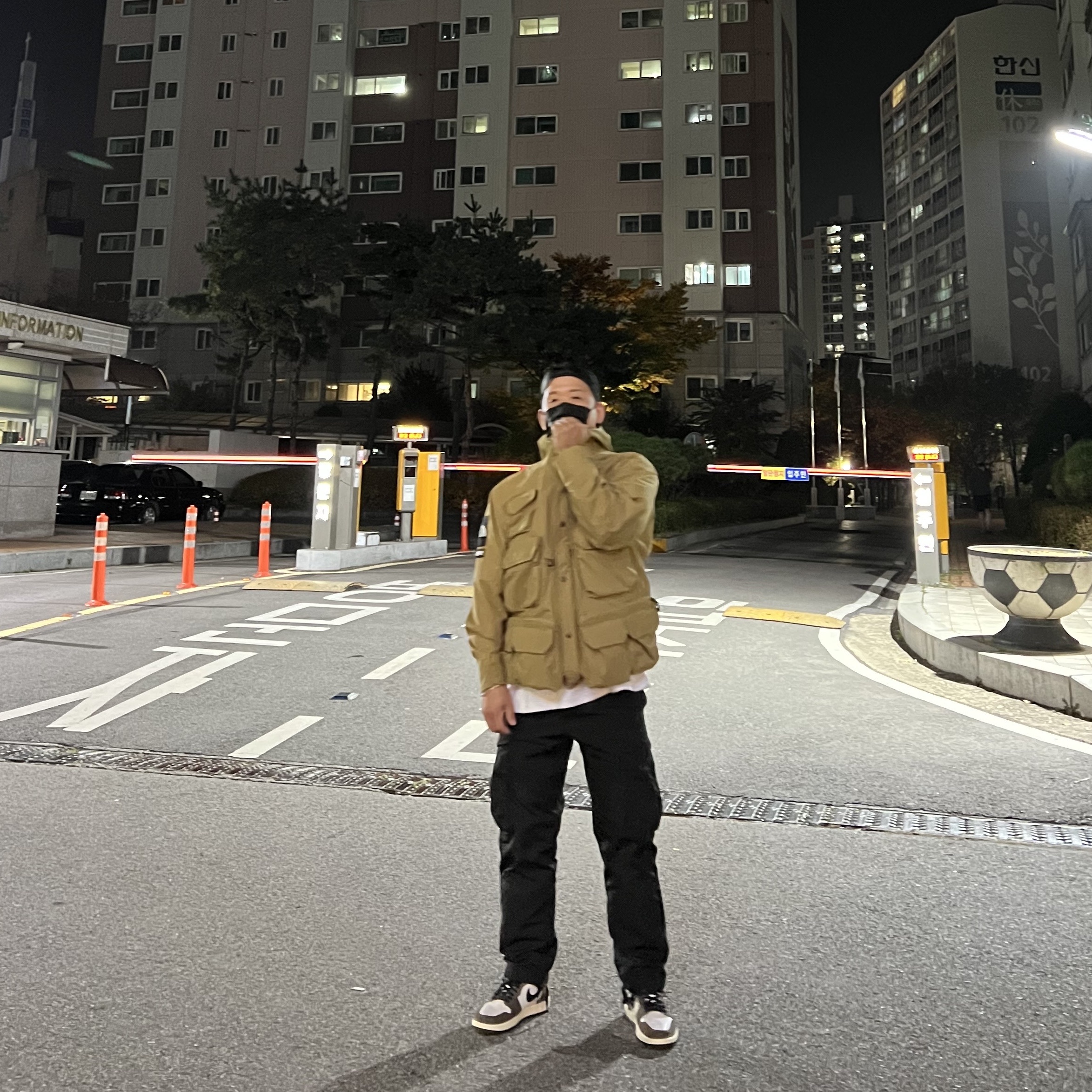 Jordan 1 x Travis Scott Retro High OG SP Mocha, Supreme x The North Face Cargo Jacket Gold - 20SS 착용 스타일 - 1