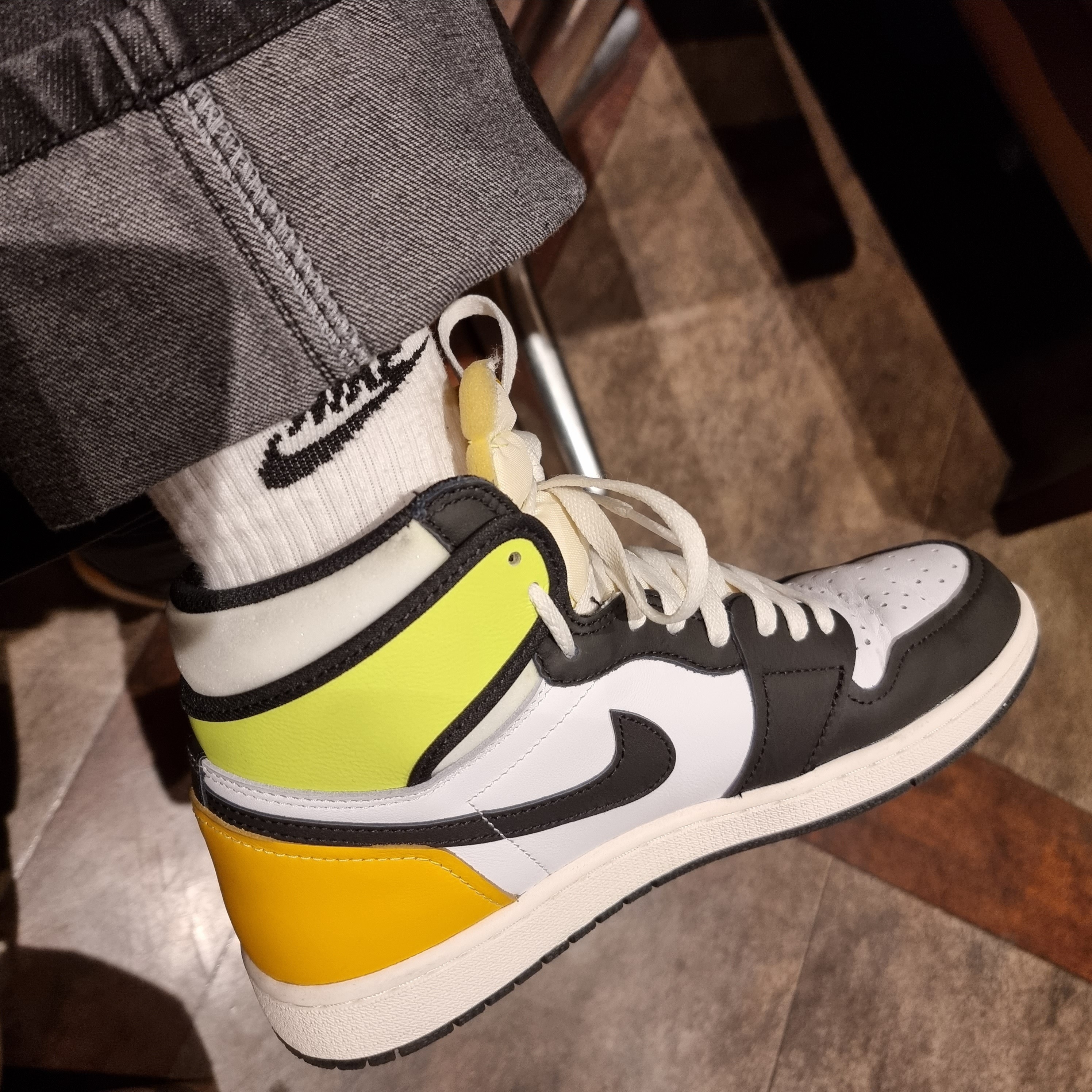 Jordan 1 Retro High OG Volt Gold 착용 스타일 - 2
