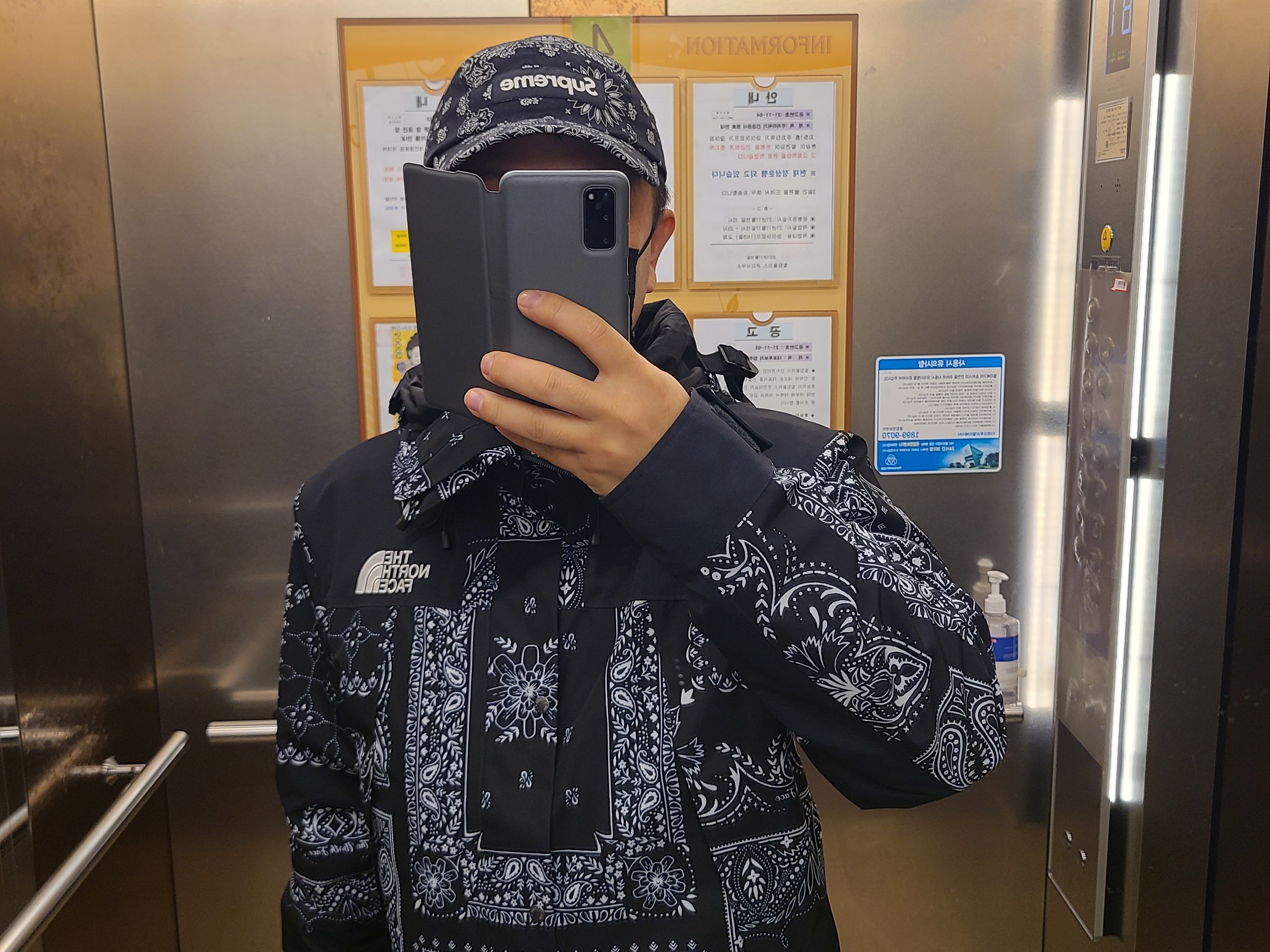 The North Face Novelty GTX Mountain Jacket Black, Supreme Bandana Camp Cap Black - 21SS 착용 스타일