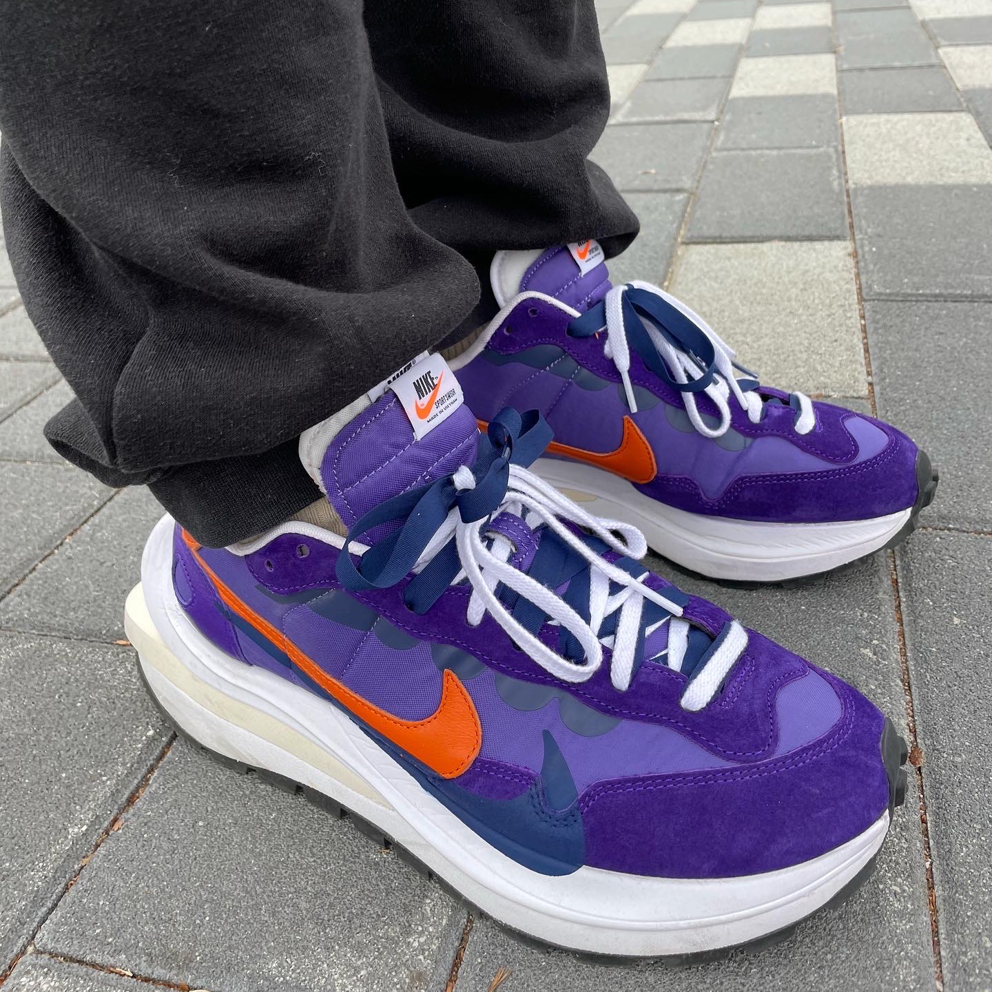 Nike x Sacai VaporWaffle Dark Iris 착용 스타일 - 2