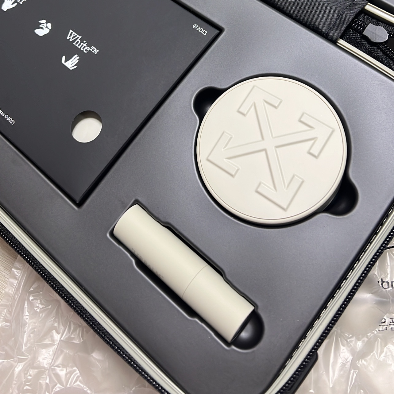 Off-White x Amore Pacific Protection Box (Without Cosmetics), Off-White x Amore Pacific Play Kit 착용 스타일 - 3